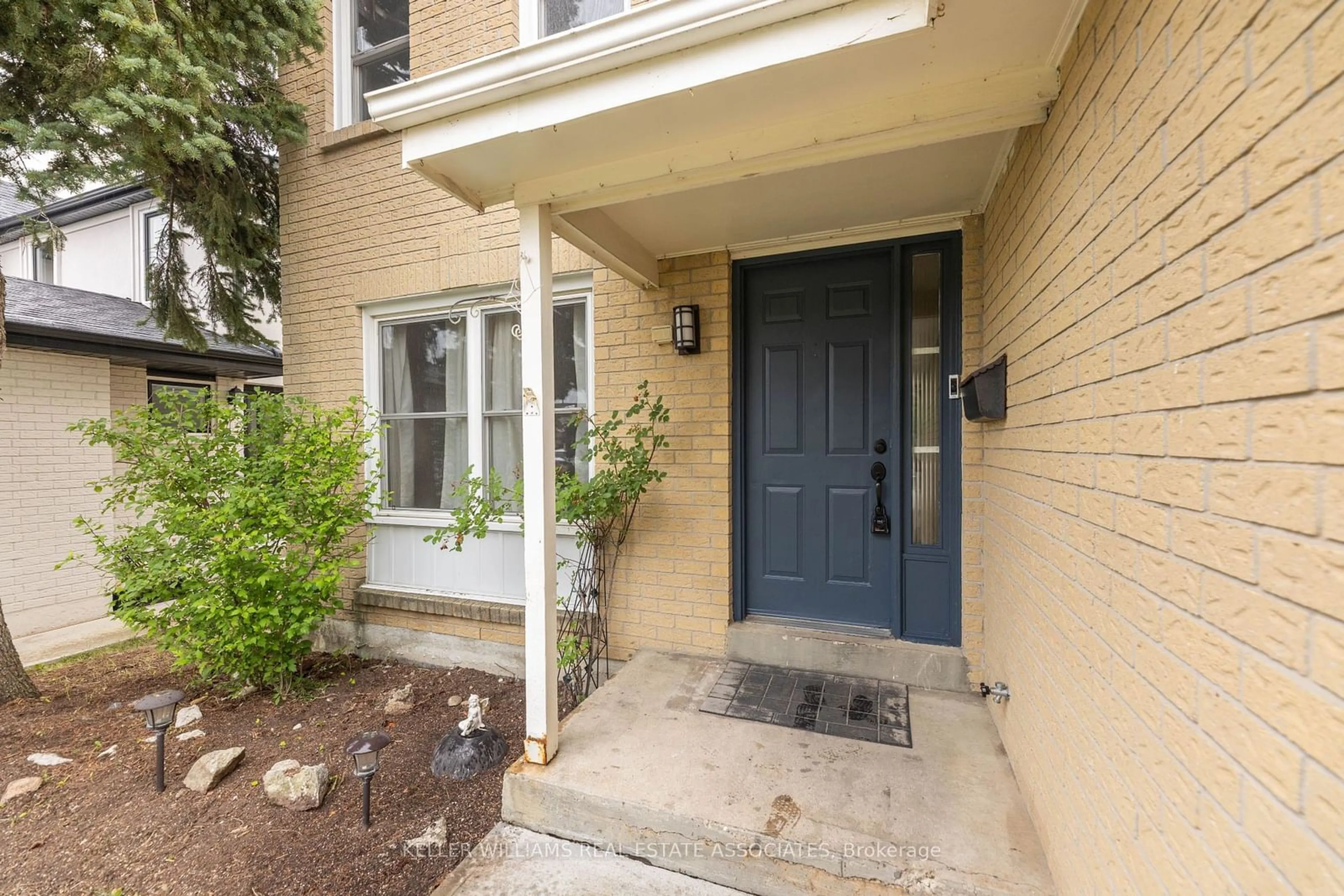 Indoor entryway for 54 Northampton St, Brampton Ontario L6S 3Y7