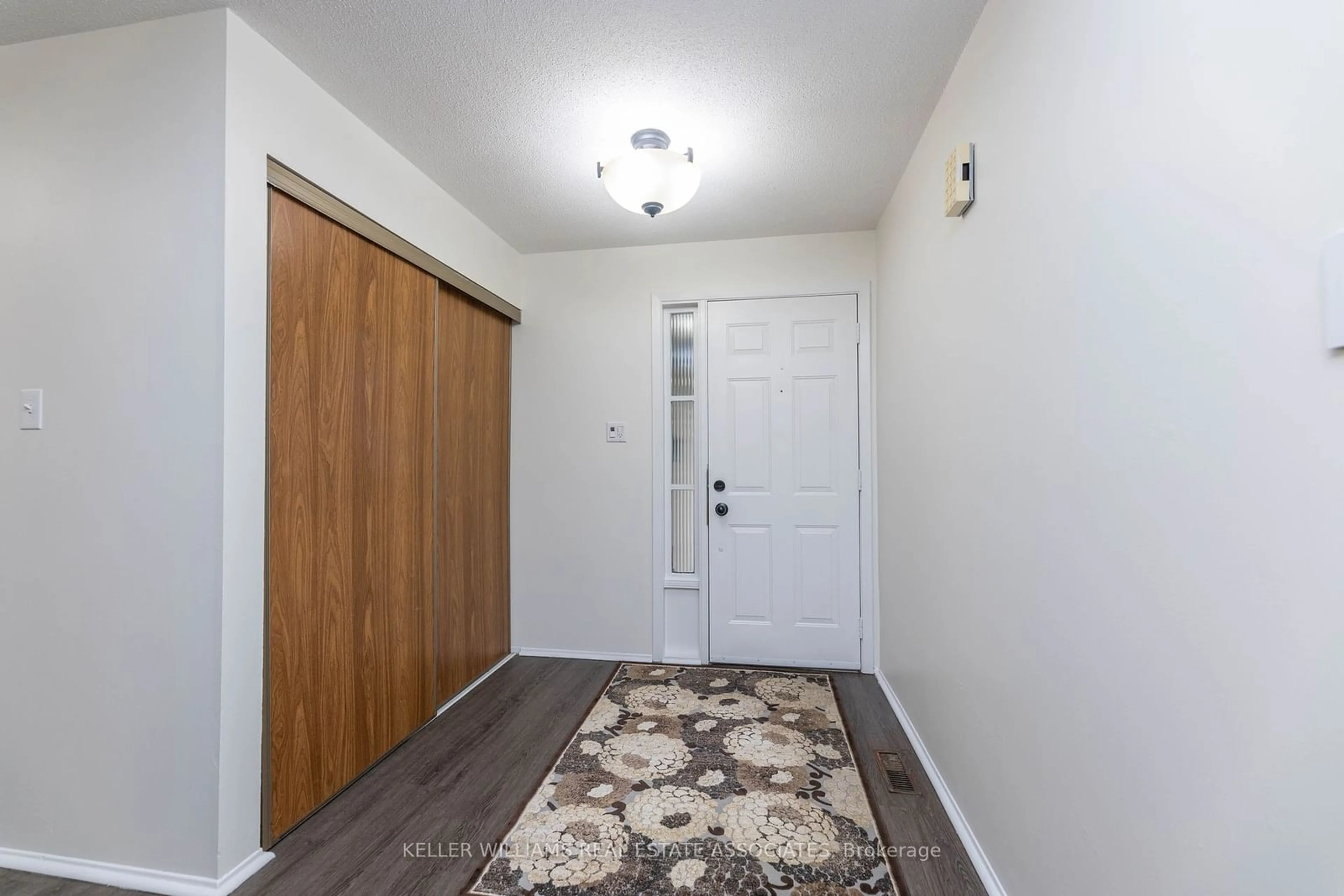 Indoor entryway, wood floors for 54 Northampton St, Brampton Ontario L6S 3Y7