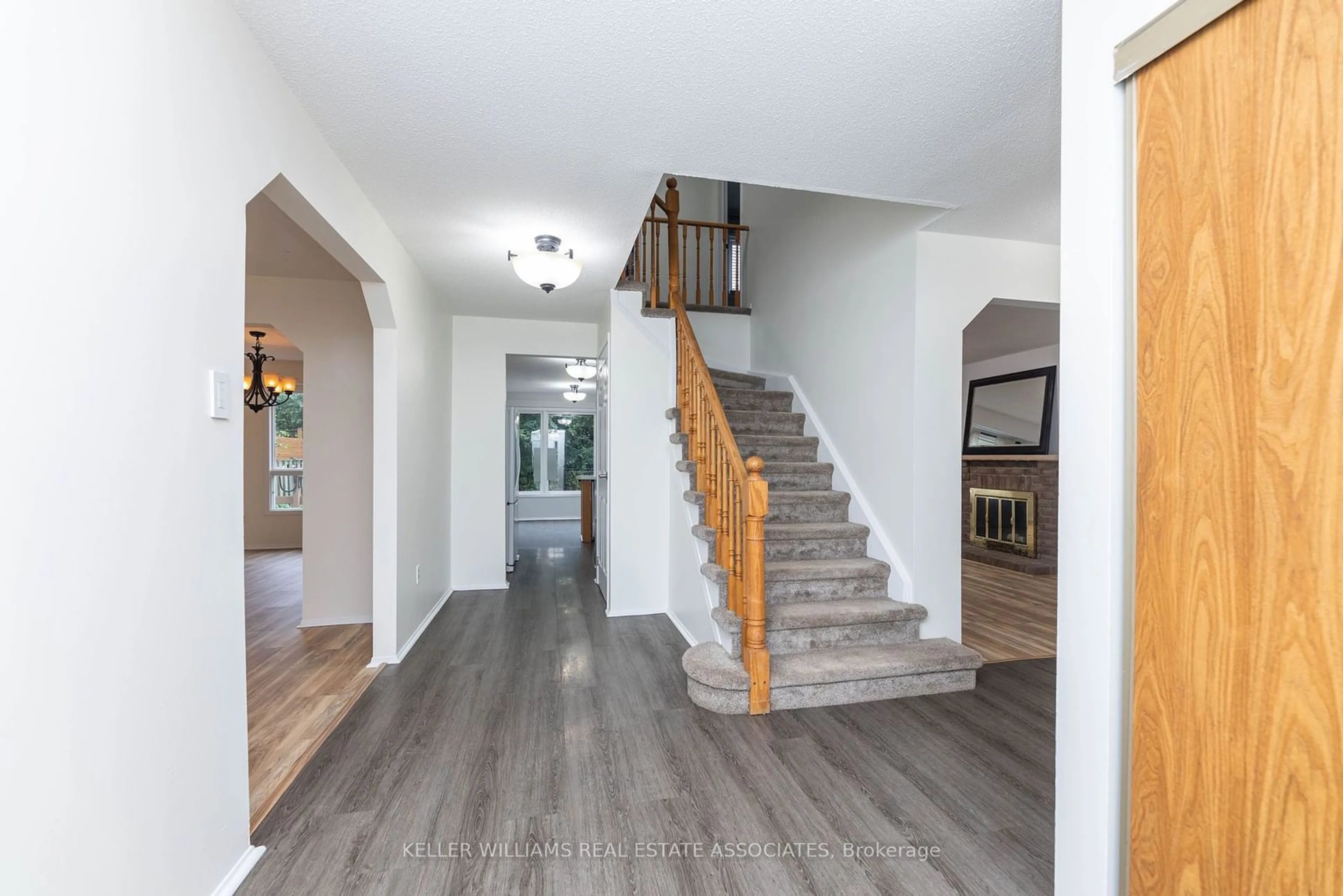 Indoor entryway, wood floors for 54 Northampton St, Brampton Ontario L6S 3Y7