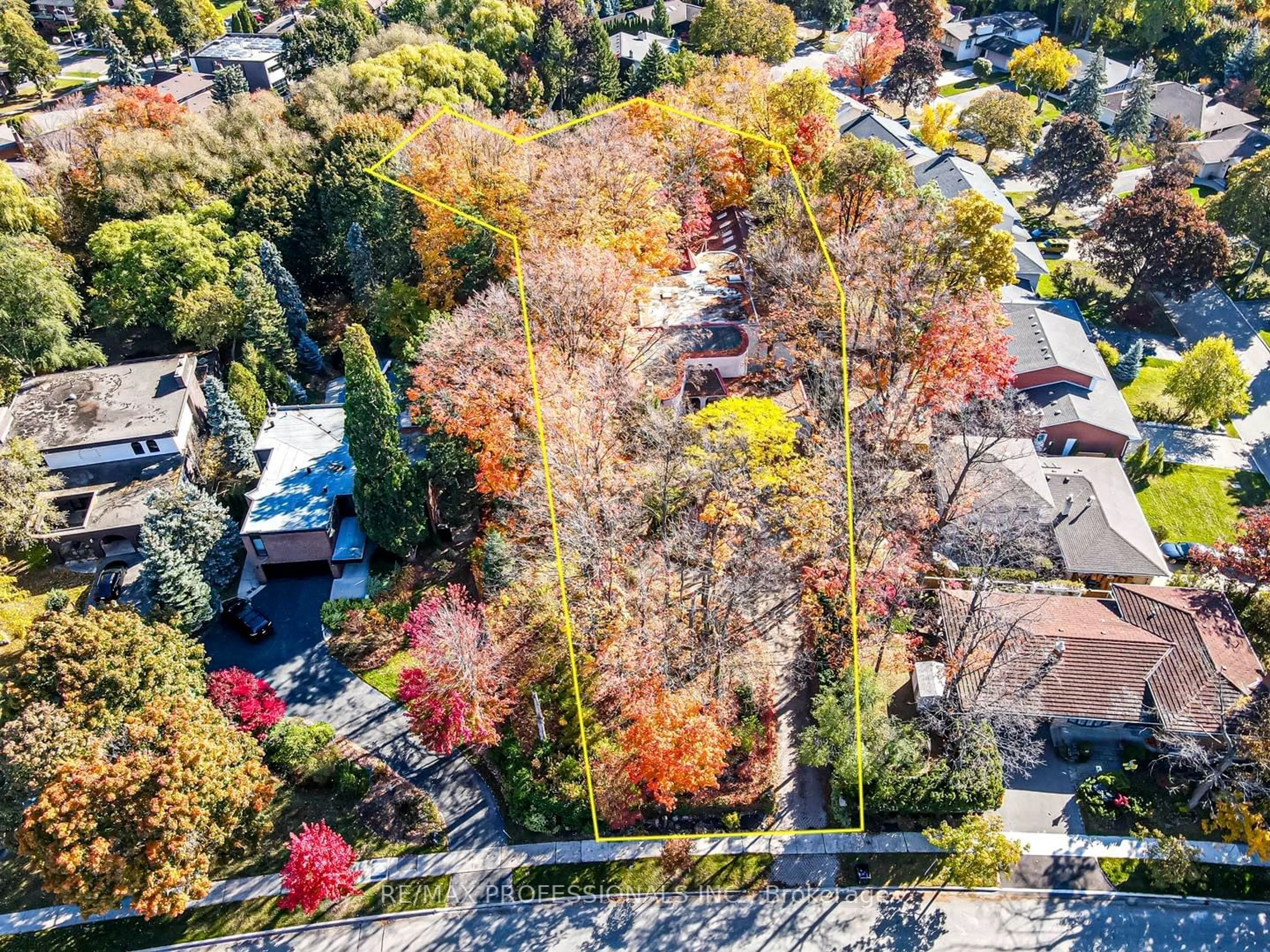 A pic from exterior of the house or condo, the street view for 395 Markland Dr, Toronto Ontario M9C 1S5