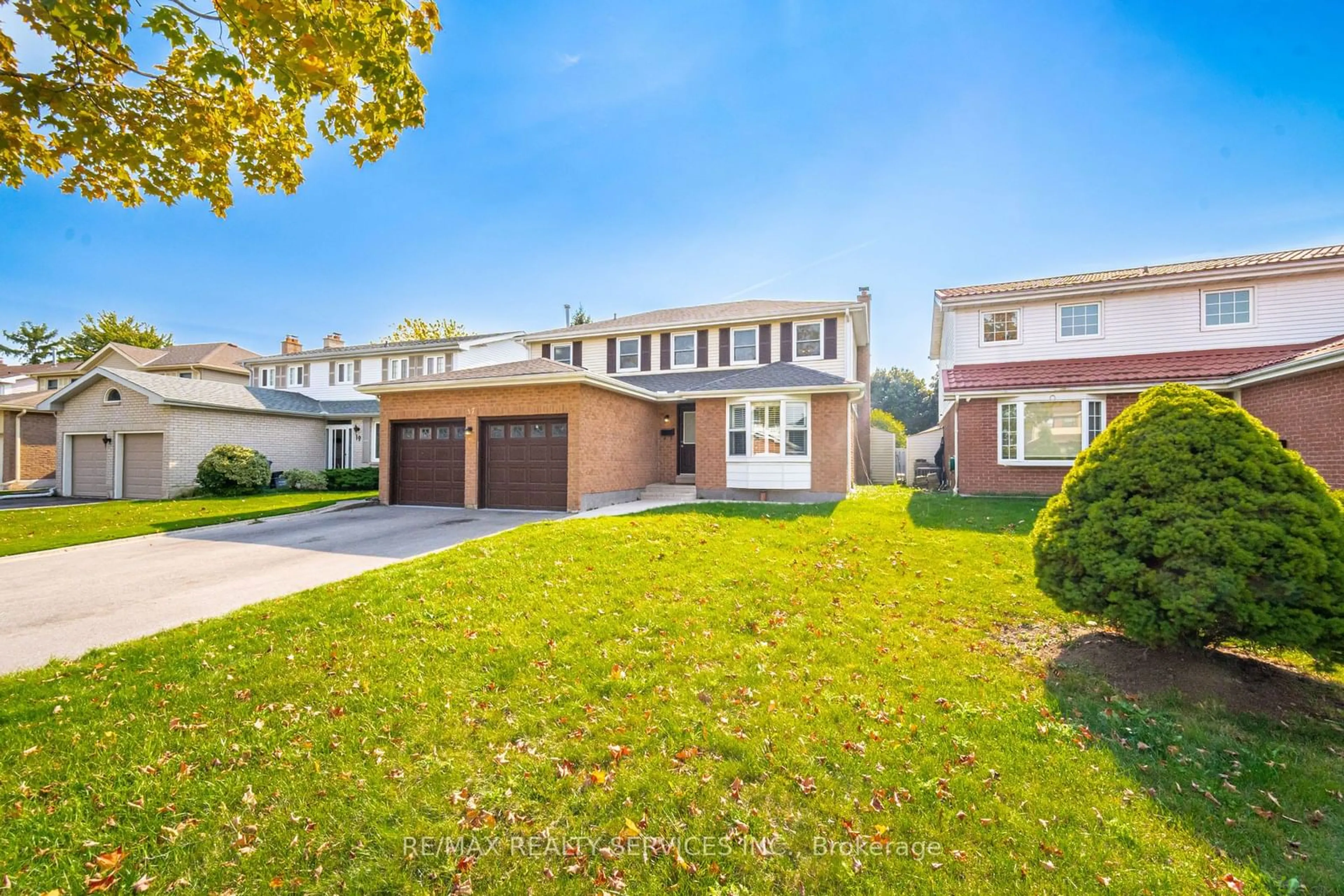 Frontside or backside of a home, the street view for 17 Macdougall Dr, Brampton Ontario L6S 3P4