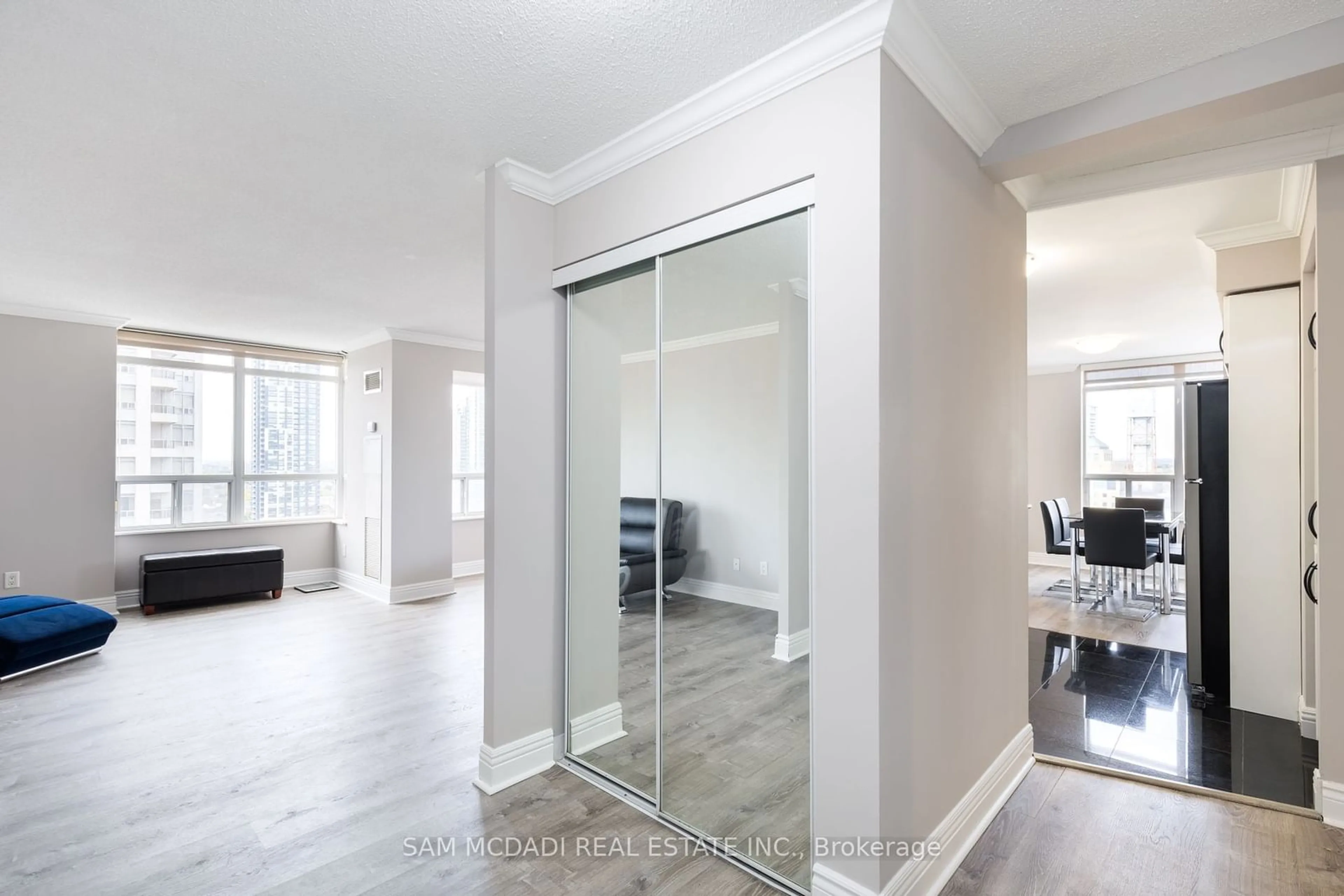 Indoor entryway, wood floors for 3888 Duke Of York Blvd #2434, Mississauga Ontario L5B 4P5