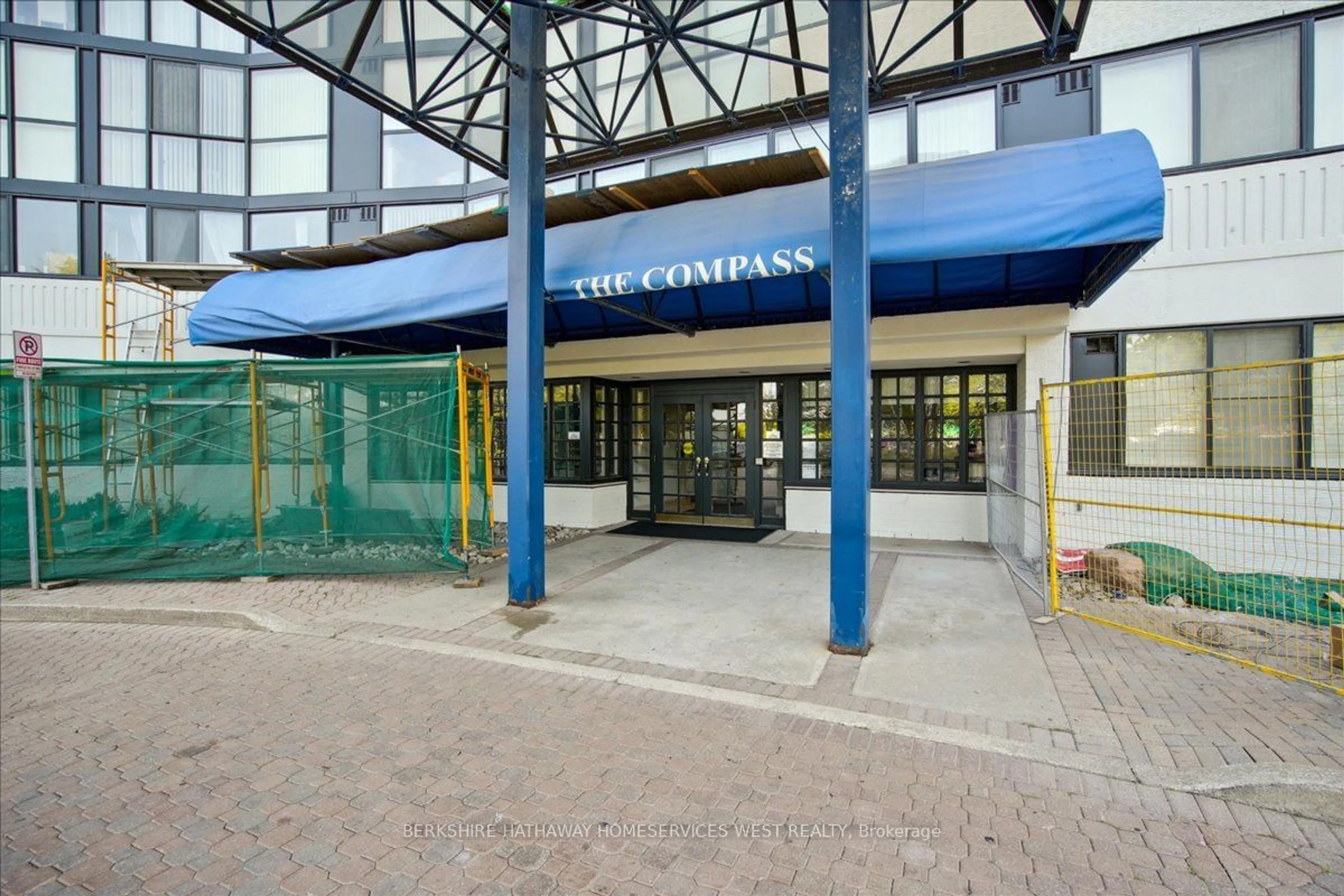 Indoor lobby for 1360 Rathburn Rd #904, Mississauga Ontario L4W 4H4