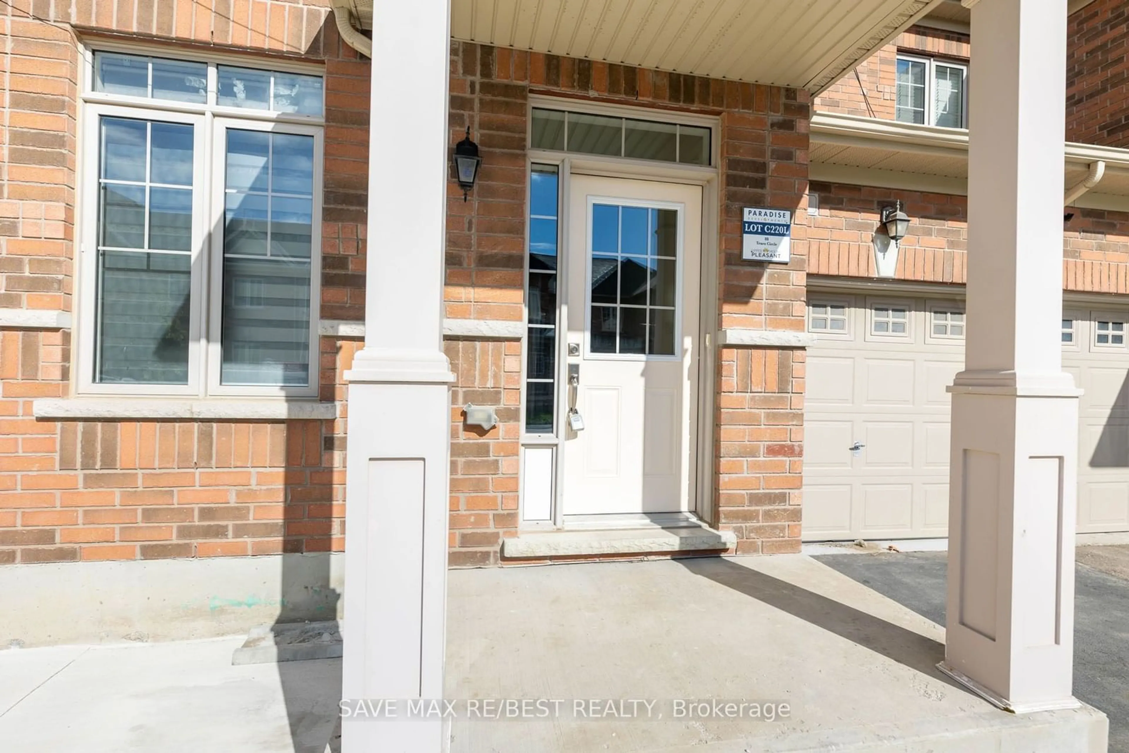 Indoor entryway, wood floors for 88 Truro Circ, Brampton Ontario L7A 0C4