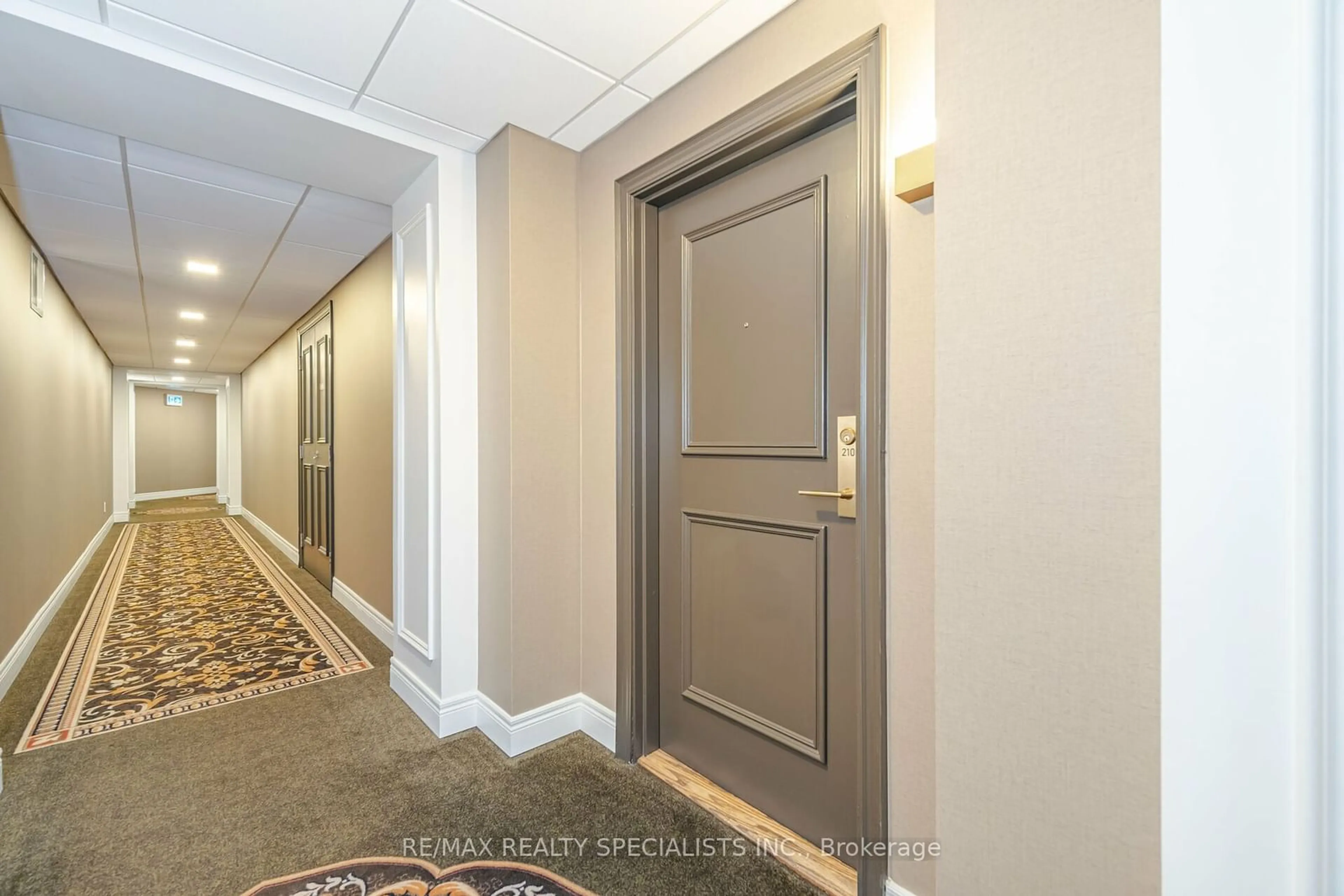 Indoor foyer, wood floors for 399 Elizabeth St #210, Burlington Ontario L7R 0A4