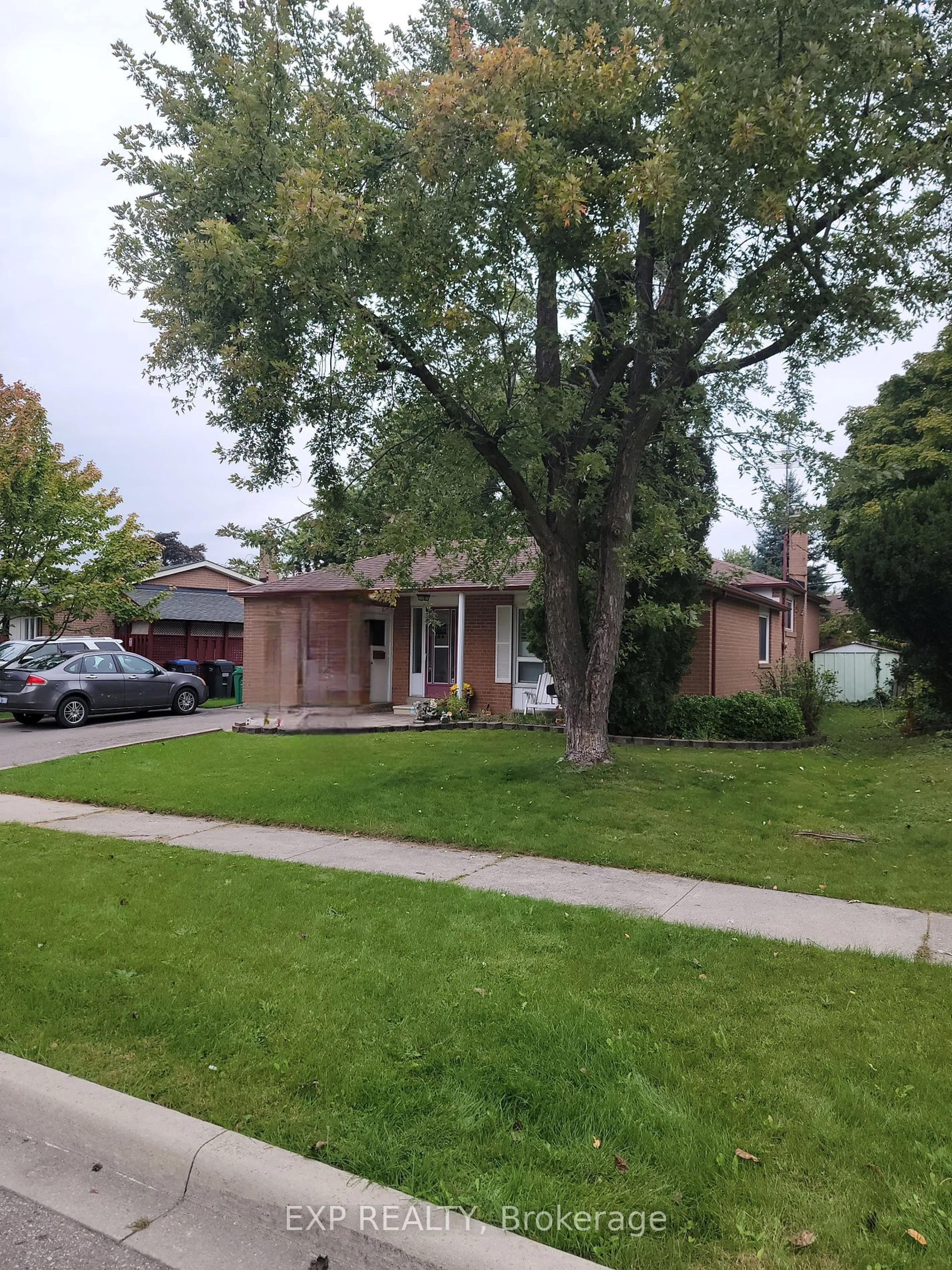 A pic from exterior of the house or condo, the street view for 10 Aberdeen Cres, Brampton Ontario L6T 2P9