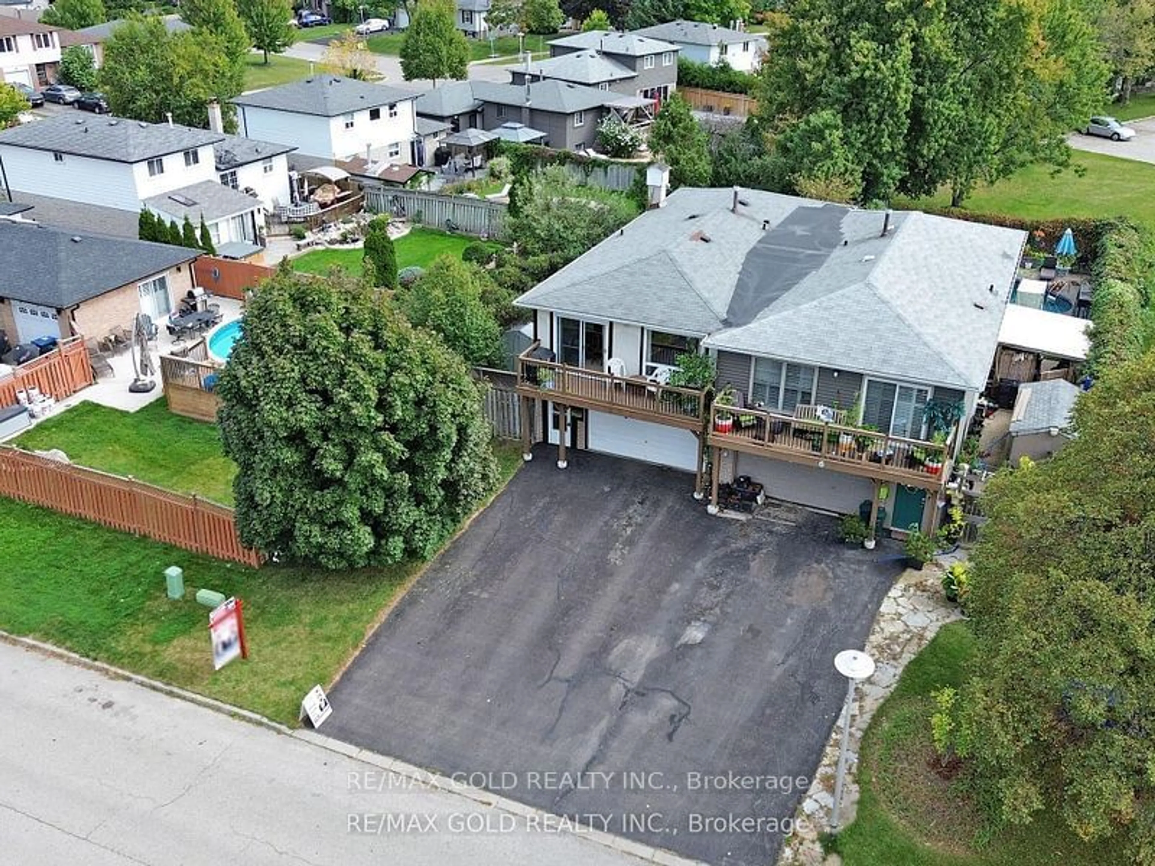 Frontside or backside of a home, the street view for 4 Gainsborough Rd, Brampton Ontario L6S 1X1