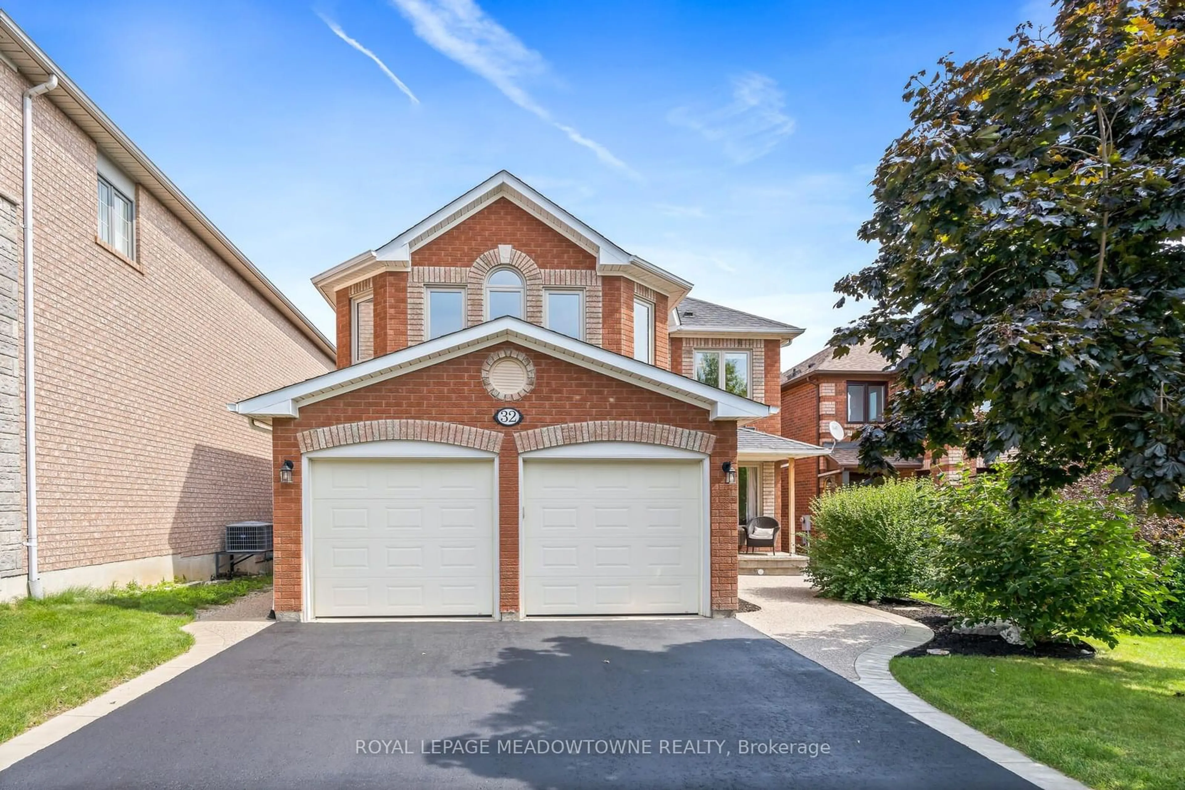 Frontside or backside of a home, the street view for 32 Oak St, Halton Hills Ontario L7G 5T6