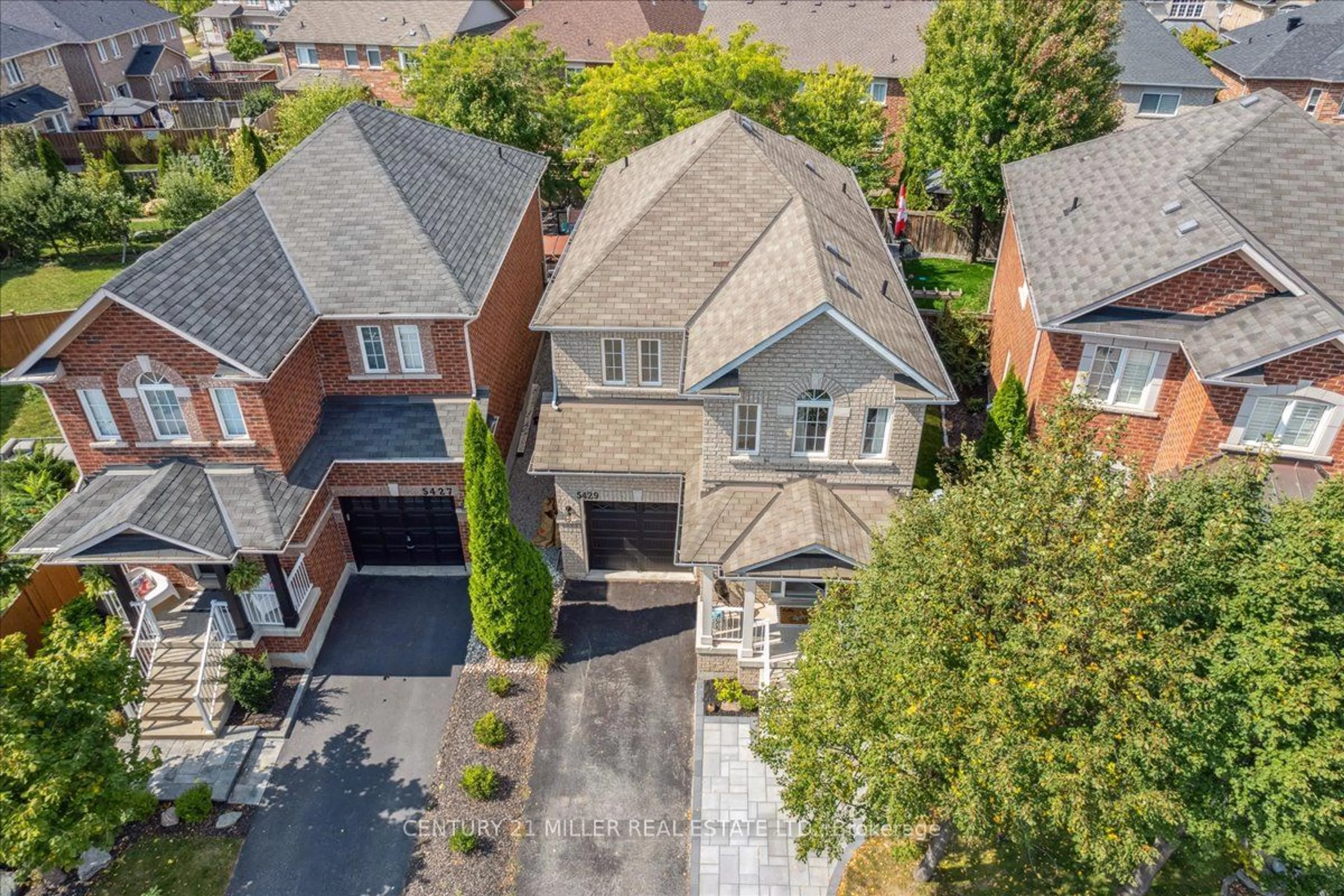 Frontside or backside of a home, the street view for 5429 Robjen Rd, Burlington Ontario L7L 7N2