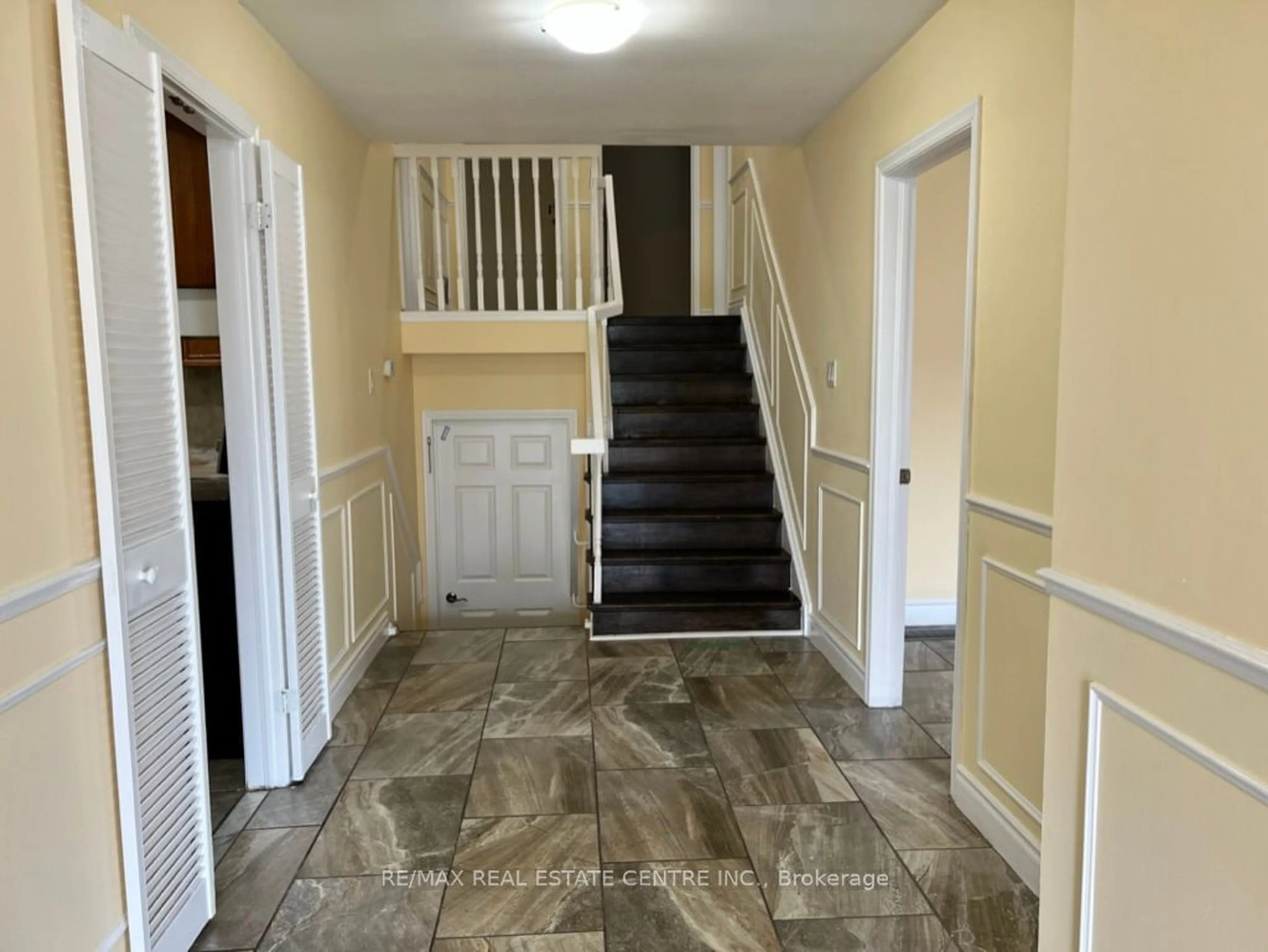 Indoor entryway, wood floors for 450 Rutherford Rd, Brampton Ontario L6V 3S1