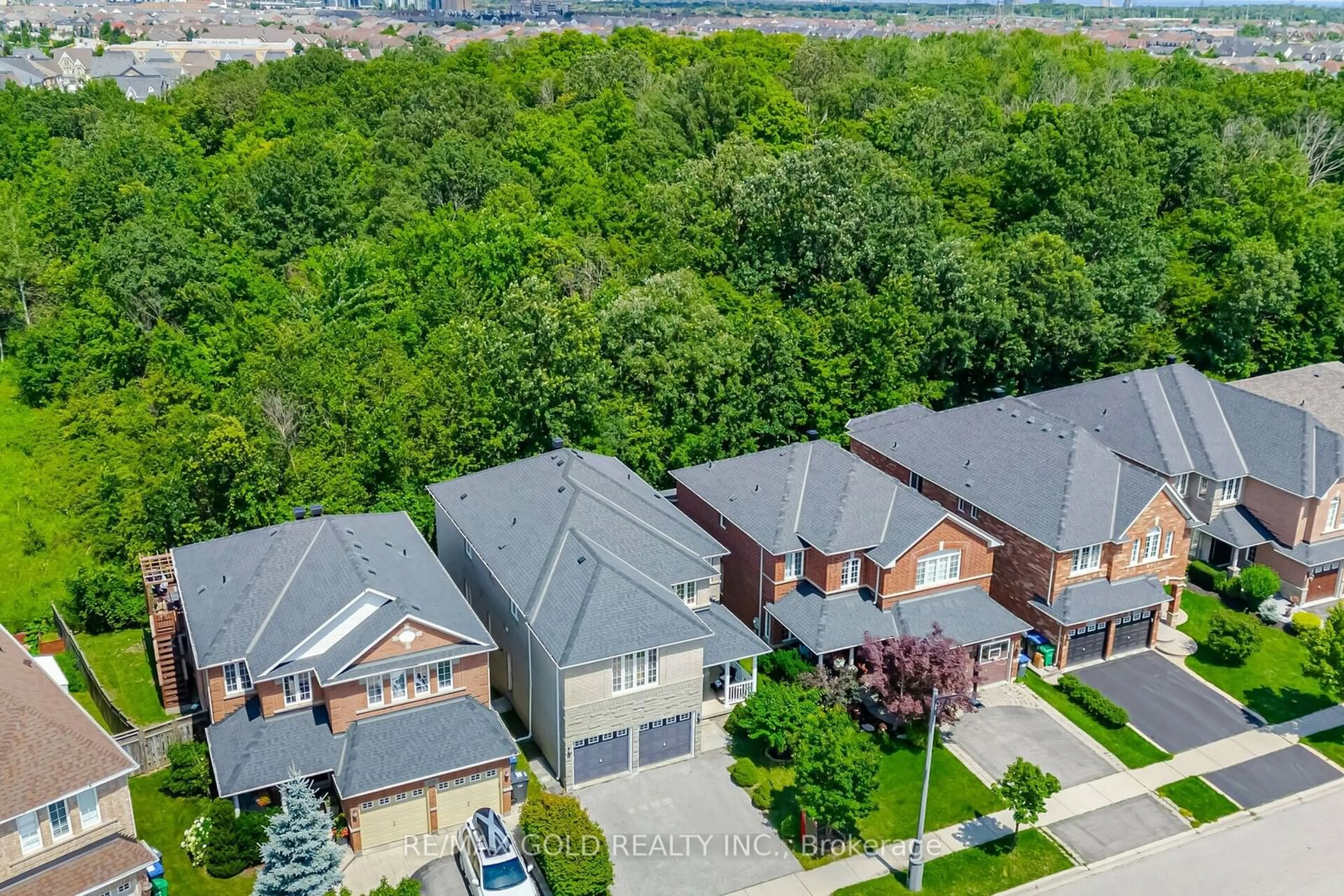 A pic from exterior of the house or condo, the street view for 5227 Misty Pine Cres, Mississauga Ontario L5M 8C1