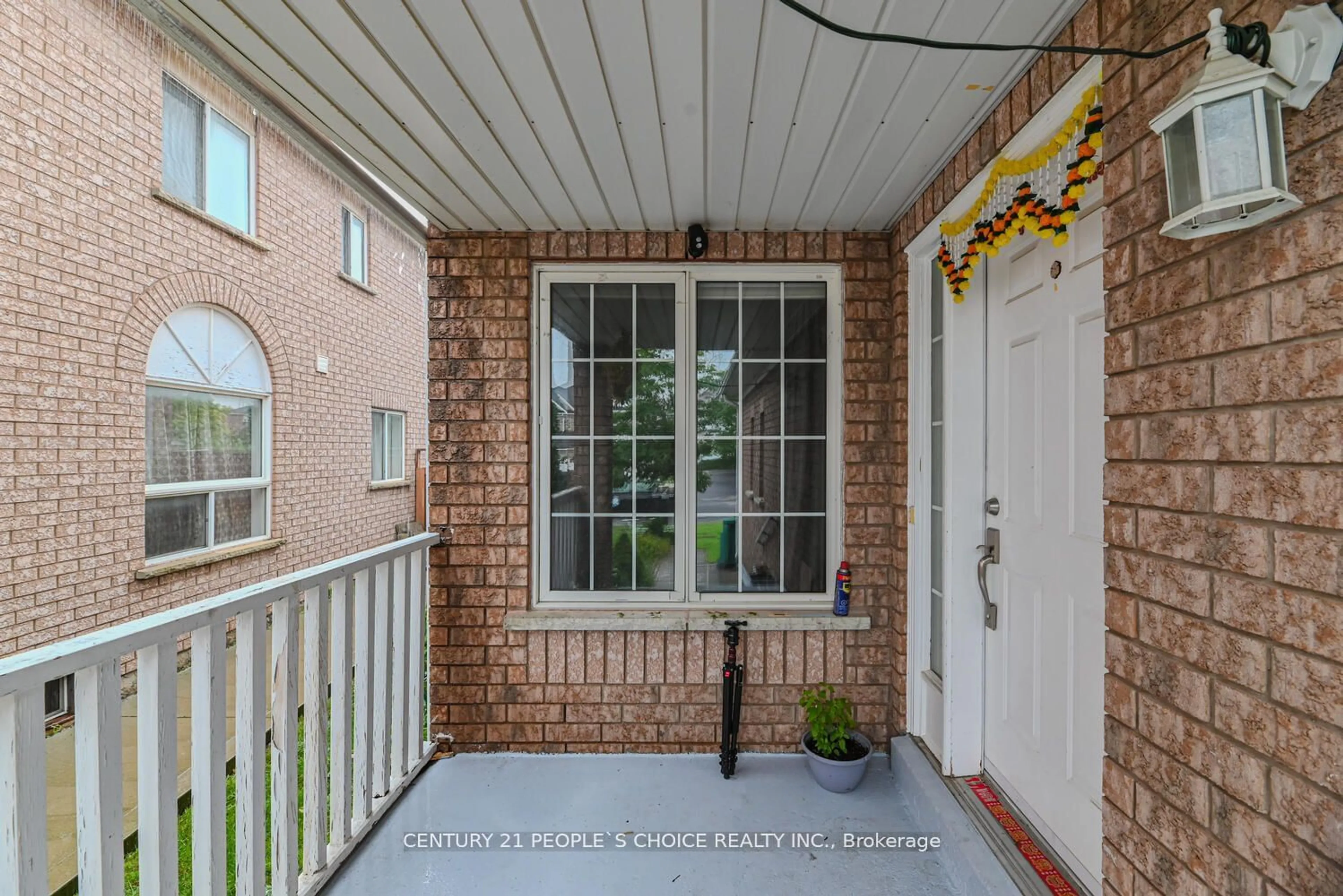 Indoor entryway, wood floors for 46 Weather Vane Lane, Brampton Ontario L6X 4R5