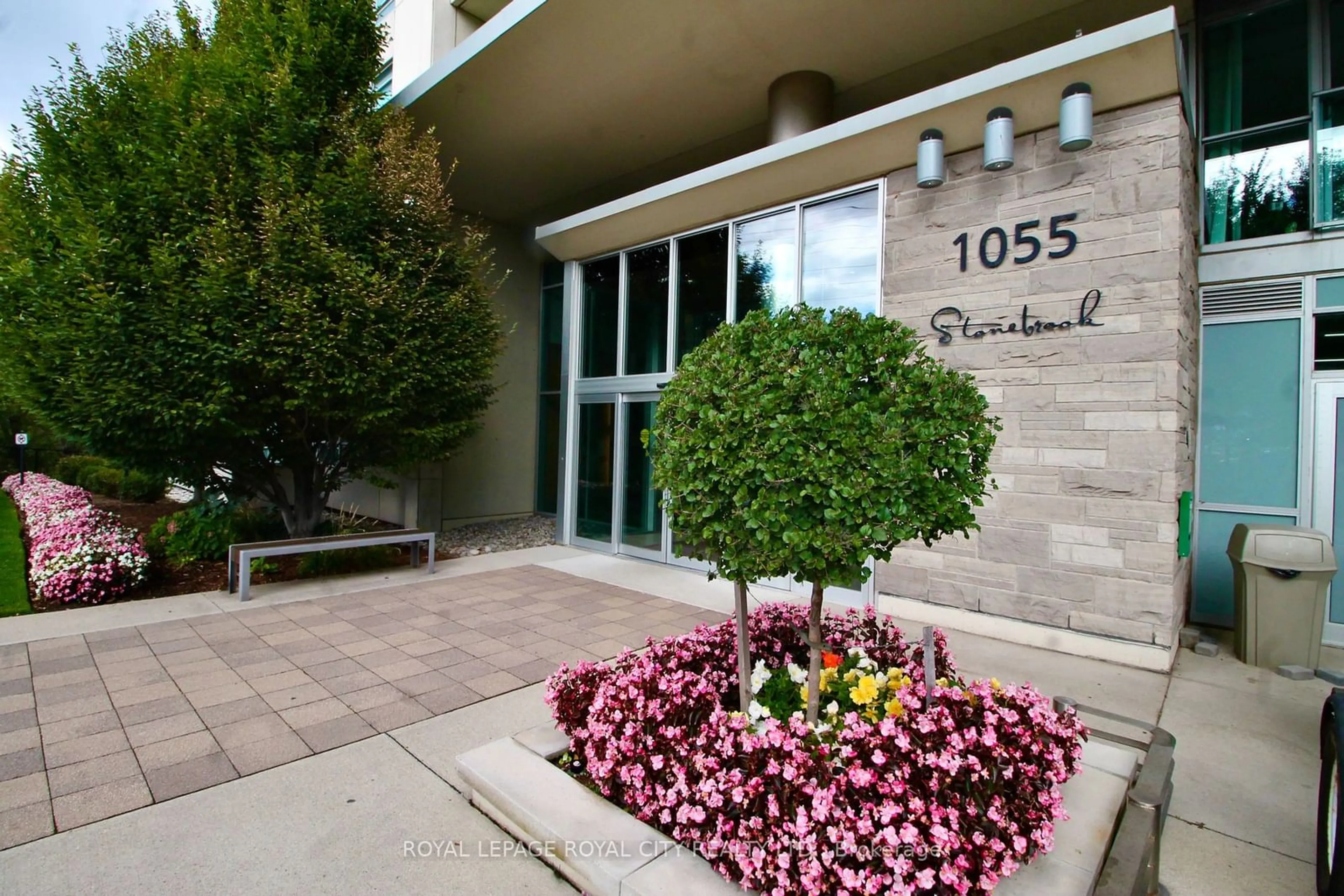 A pic from exterior of the house or condo, the street view for 1055 Southdown Rd #810, Mississauga Ontario L5J 0A3