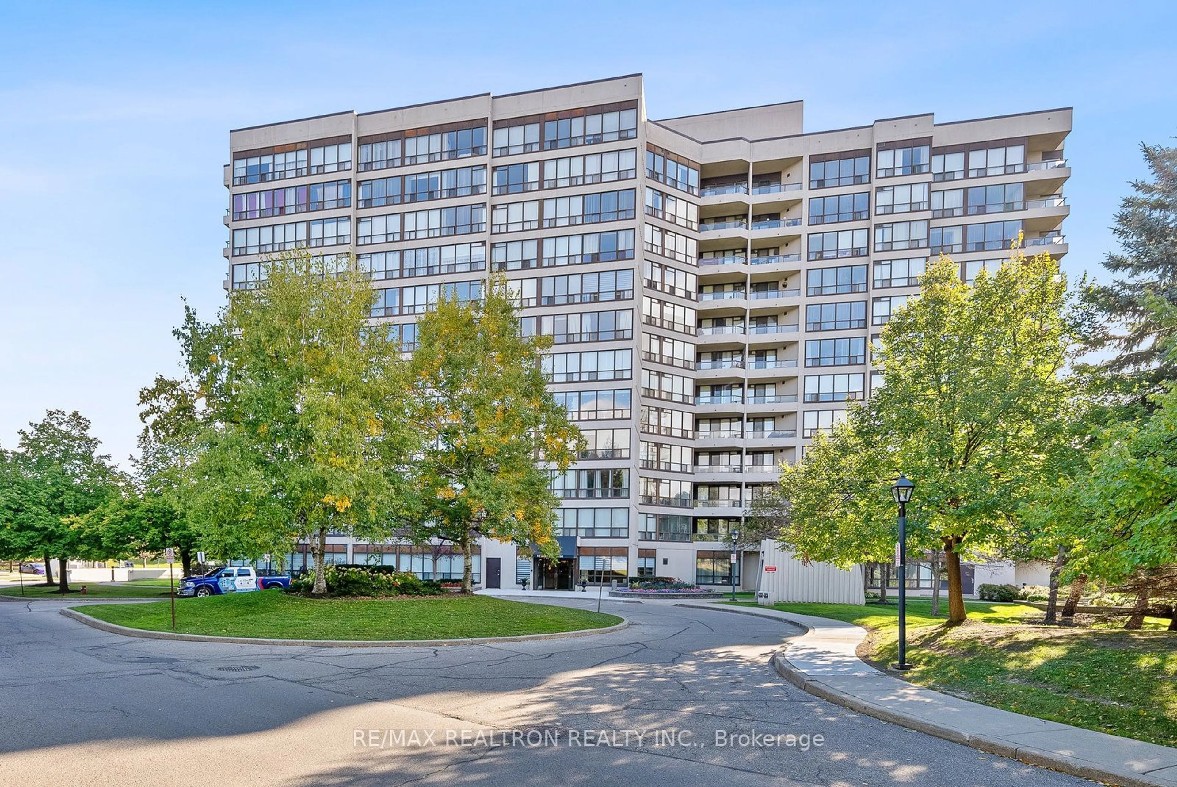 A pic from exterior of the house or condo, the street view for 10 Laurelcrest St #210, Brampton Ontario L6S 5Y3