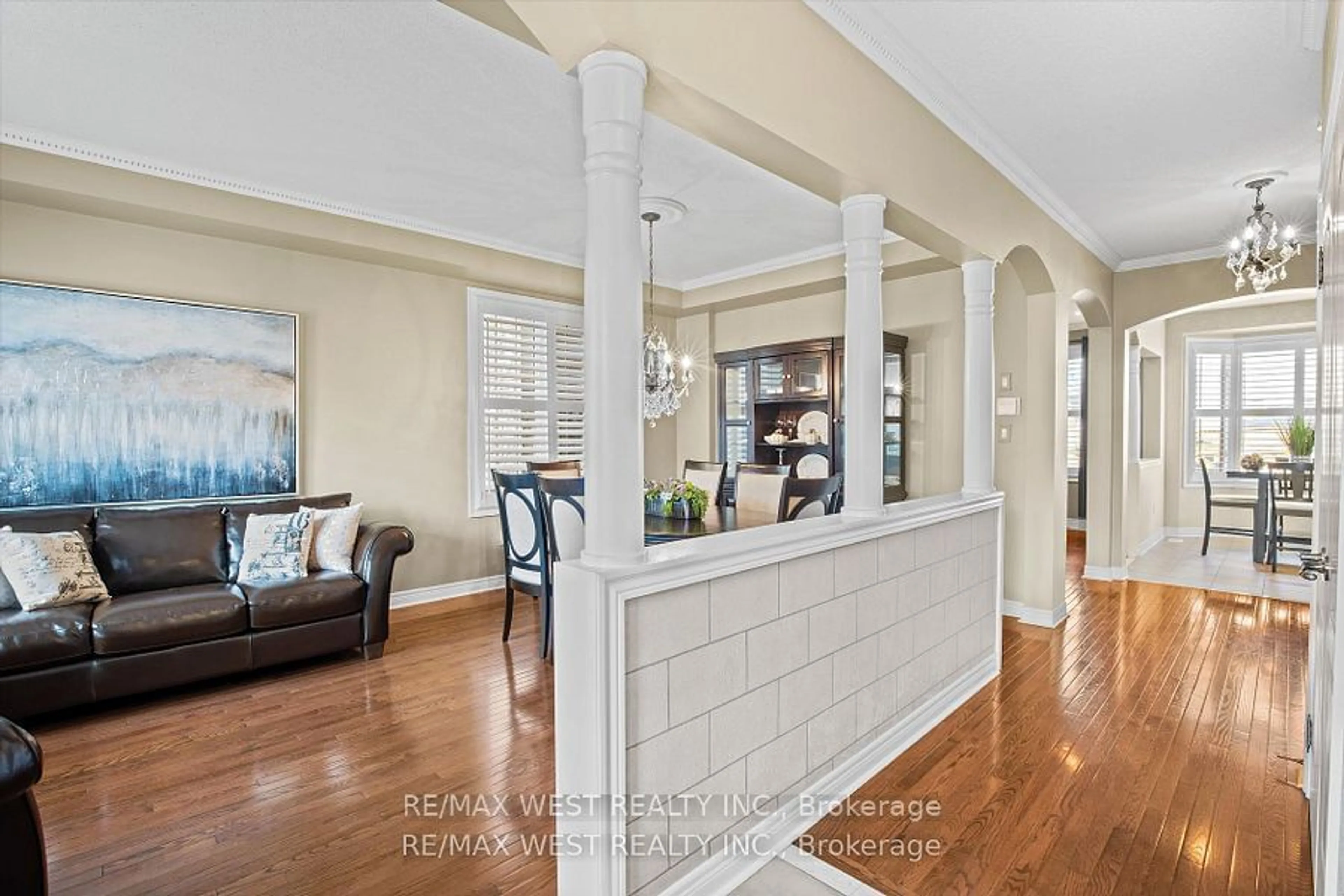 Indoor entryway, wood floors for 17 Hawkridge Tr, Brampton Ontario L6P 2T5