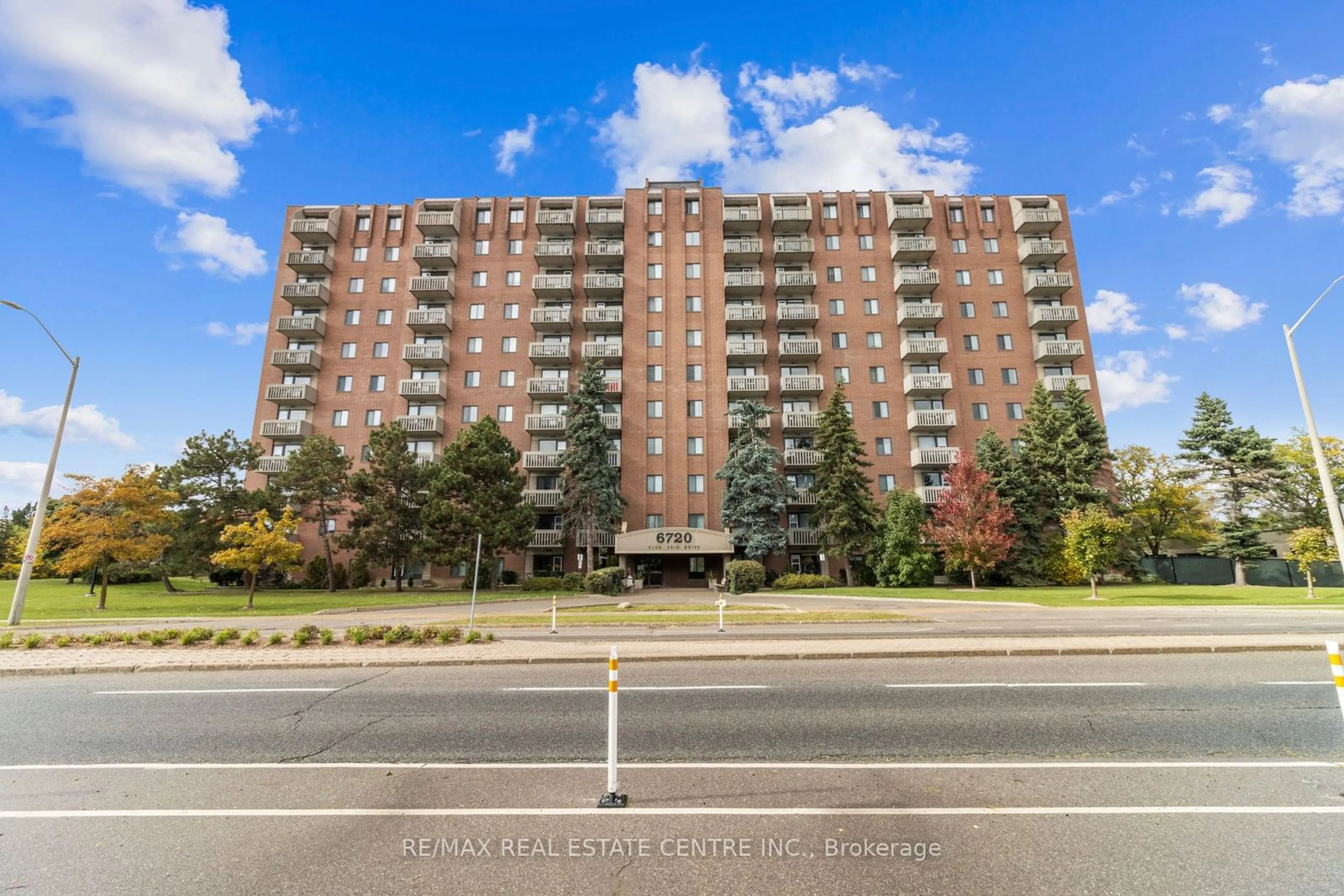 A pic from exterior of the house or condo, the front or back of building for 6720 Glen Erin Dr #405, Mississauga Ontario L5N 3K8