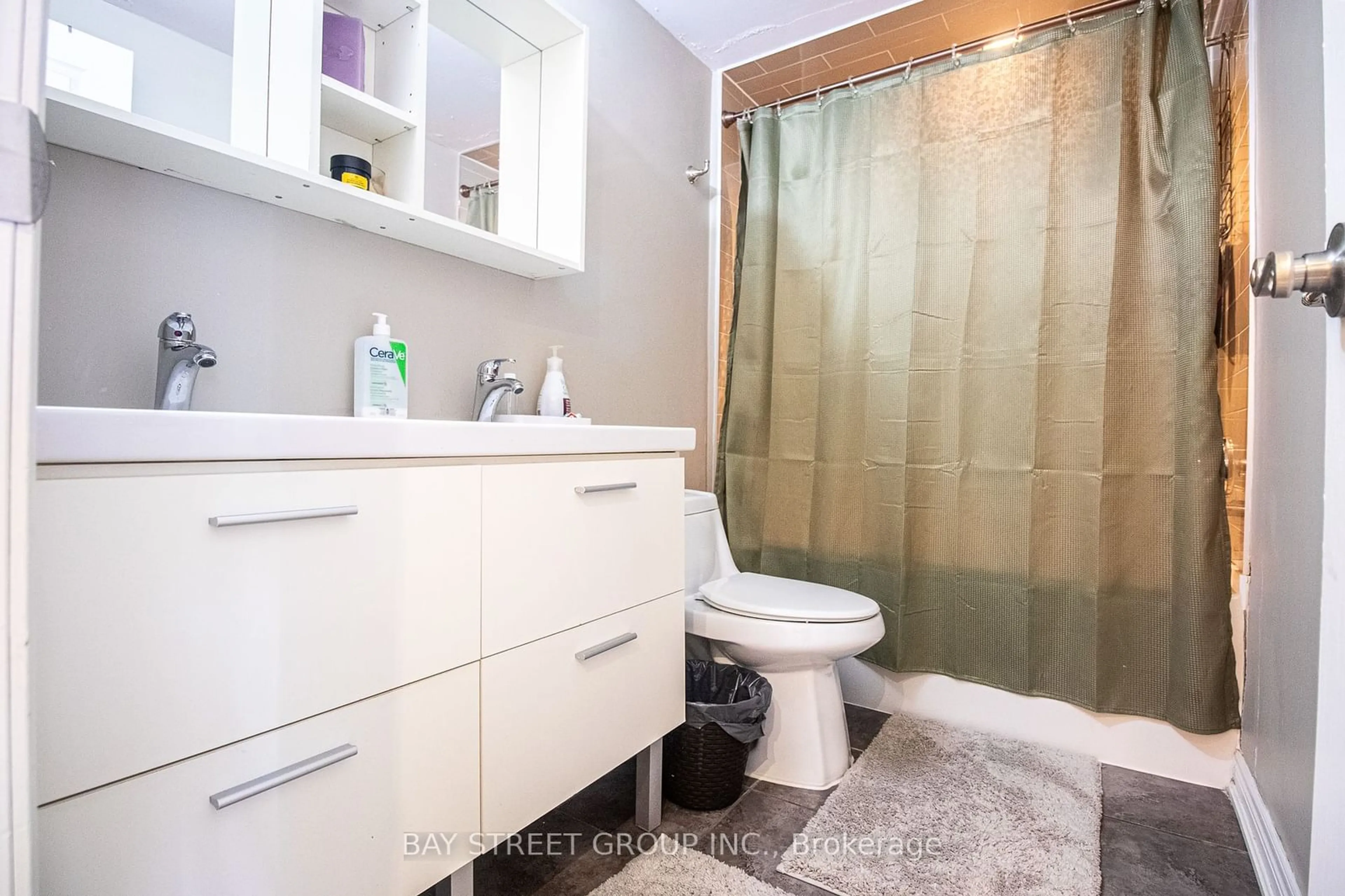 Standard bathroom, wood floors for 6 Sebastian Cabot Way, Toronto Ontario M3N 2T3