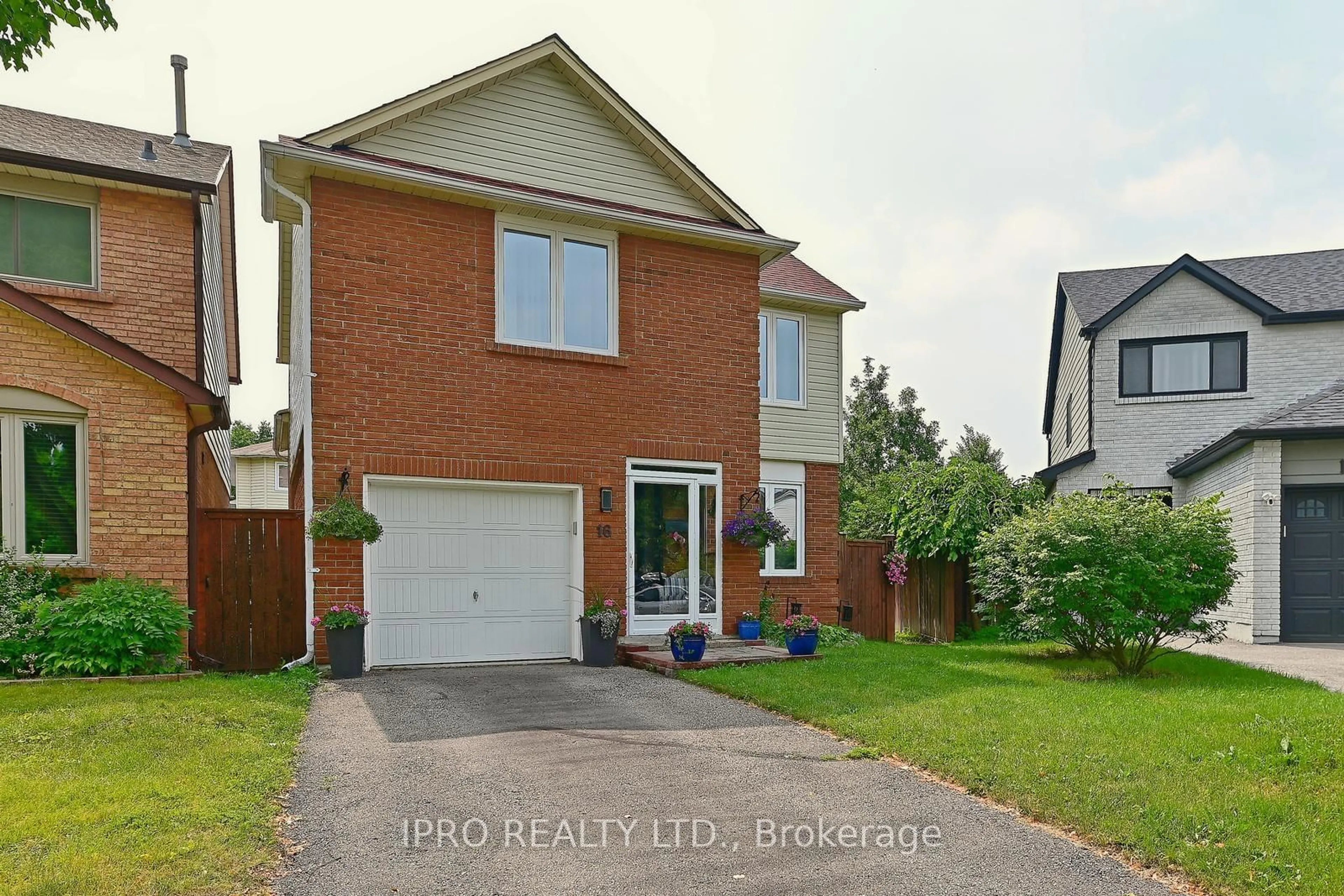 Frontside or backside of a home, the street view for 16 Bryant Crt, Brampton Ontario L6X 2T1