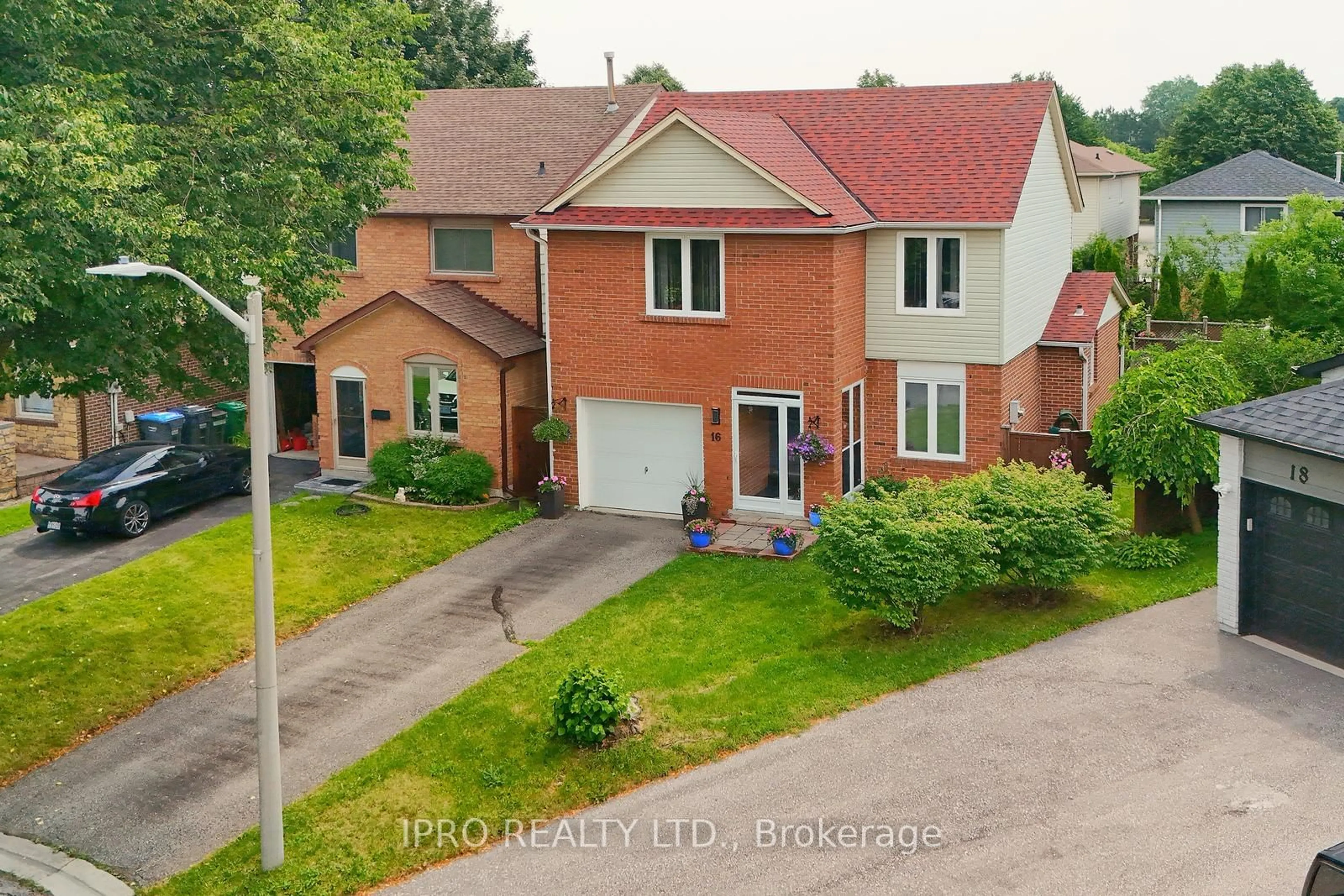 Frontside or backside of a home, the street view for 16 Bryant Crt, Brampton Ontario L6X 2T1