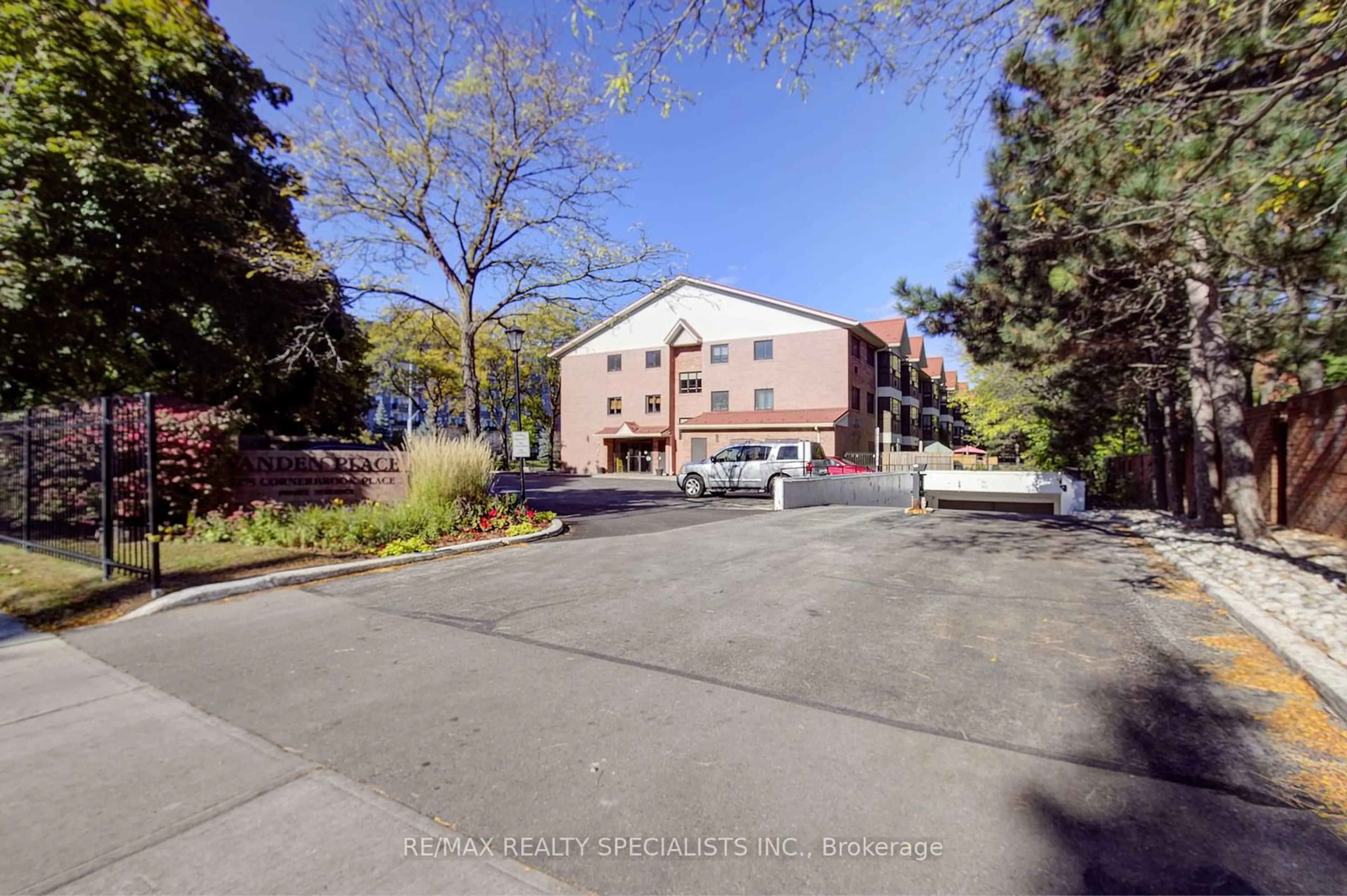 A pic from exterior of the house or condo, the street view for 1275 Cornerbrook Pl #109, Mississauga Ontario L5C 3J3