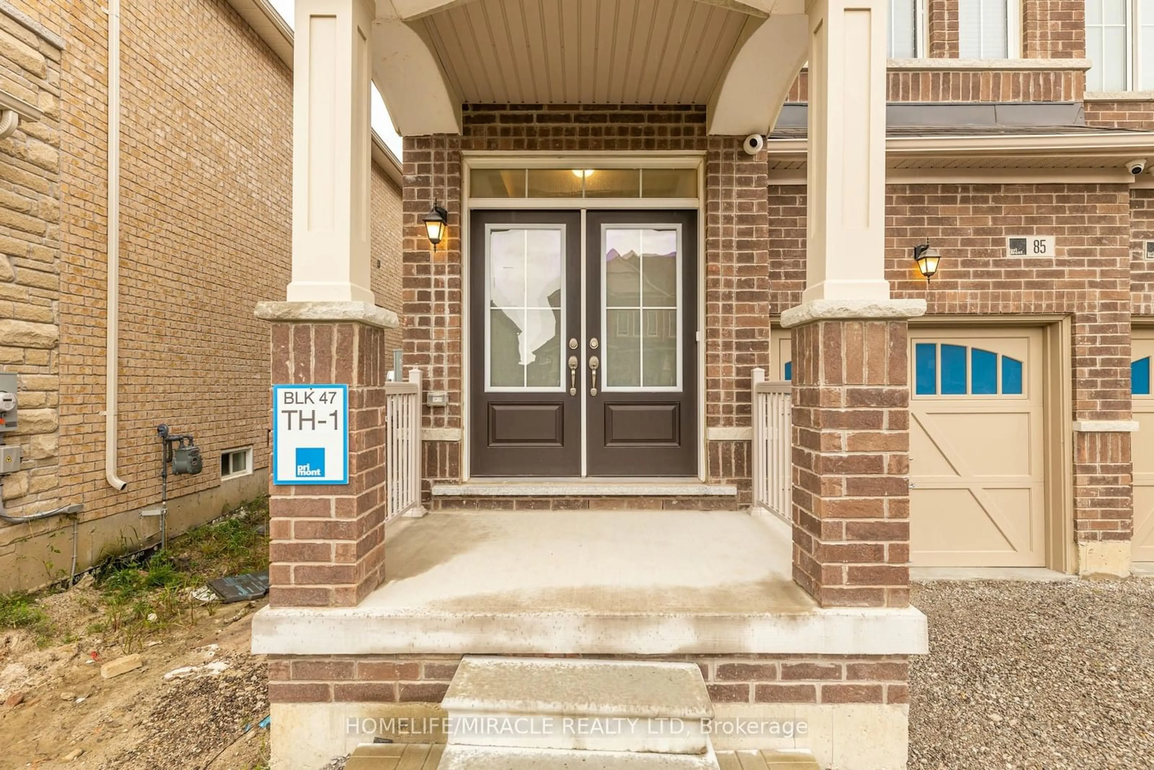 Indoor entryway, carpet floors for 85 Royal Fern Cres, Caledon Ontario L7C 4G9