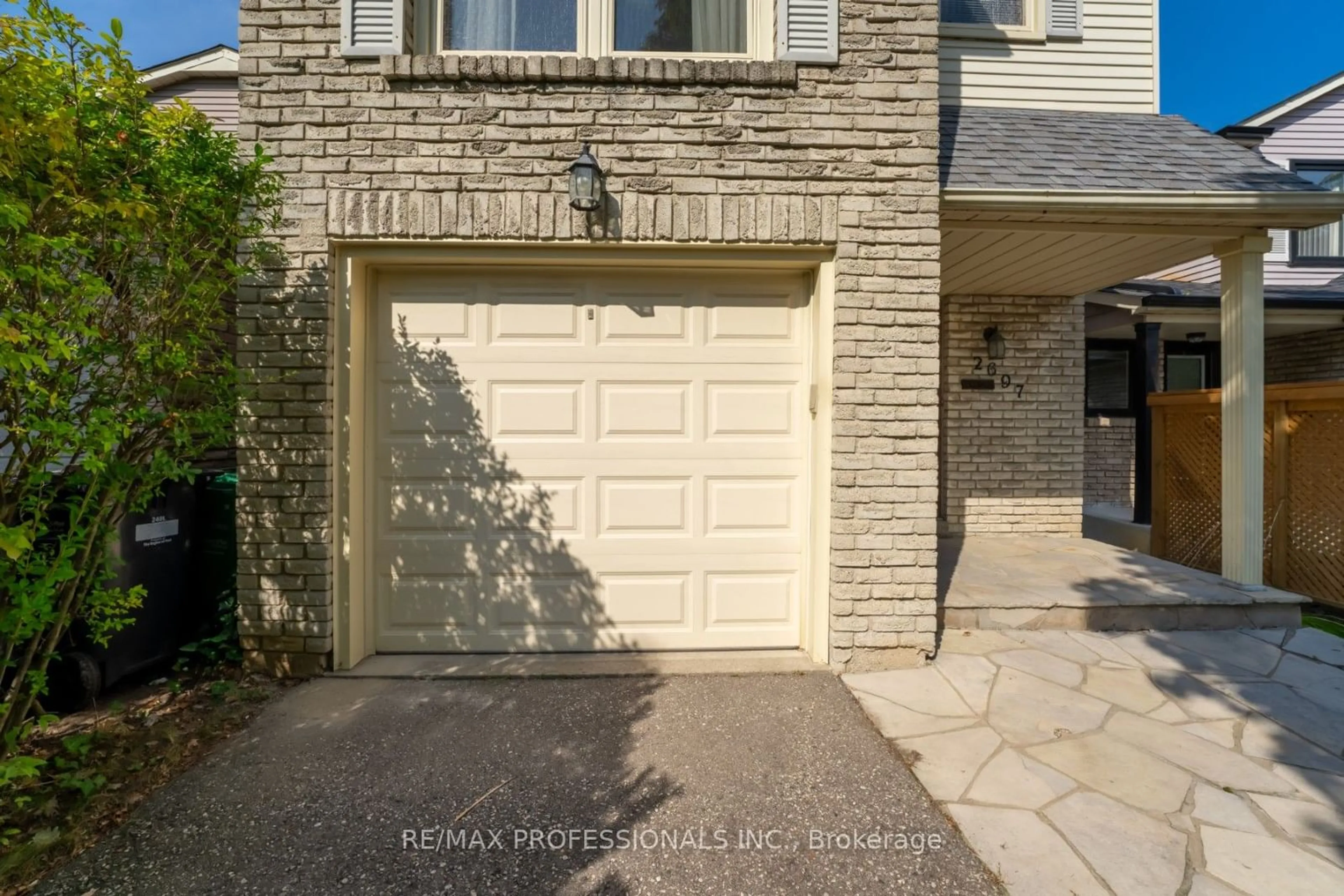 A pic from exterior of the house or condo, the street view for 2697 Romark Mews, Mississauga Ontario L5L 2Z4