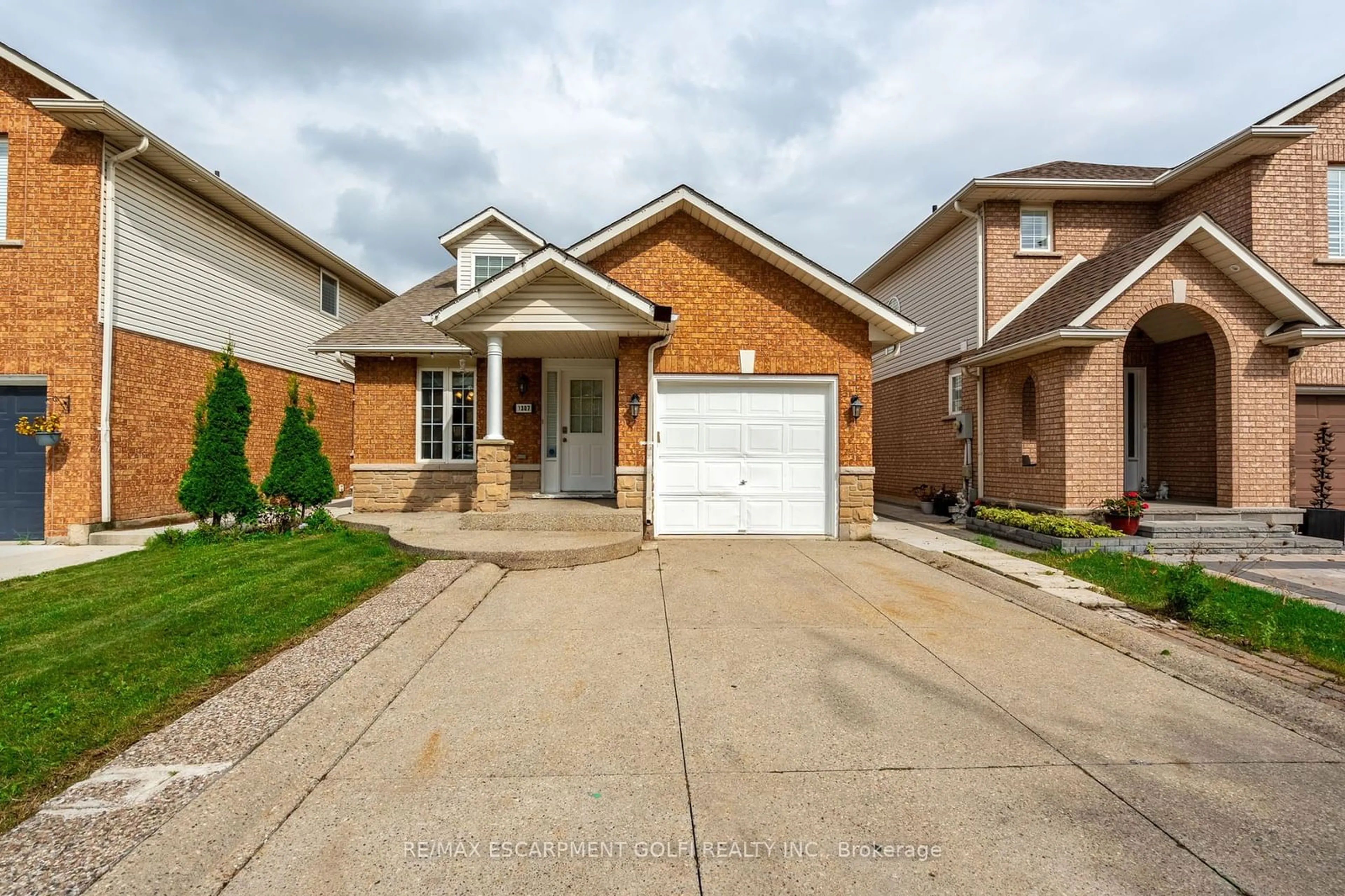 Frontside or backside of a home, the street view for 1307 Blanshard Dr, Burlington Ontario L7M 4S3