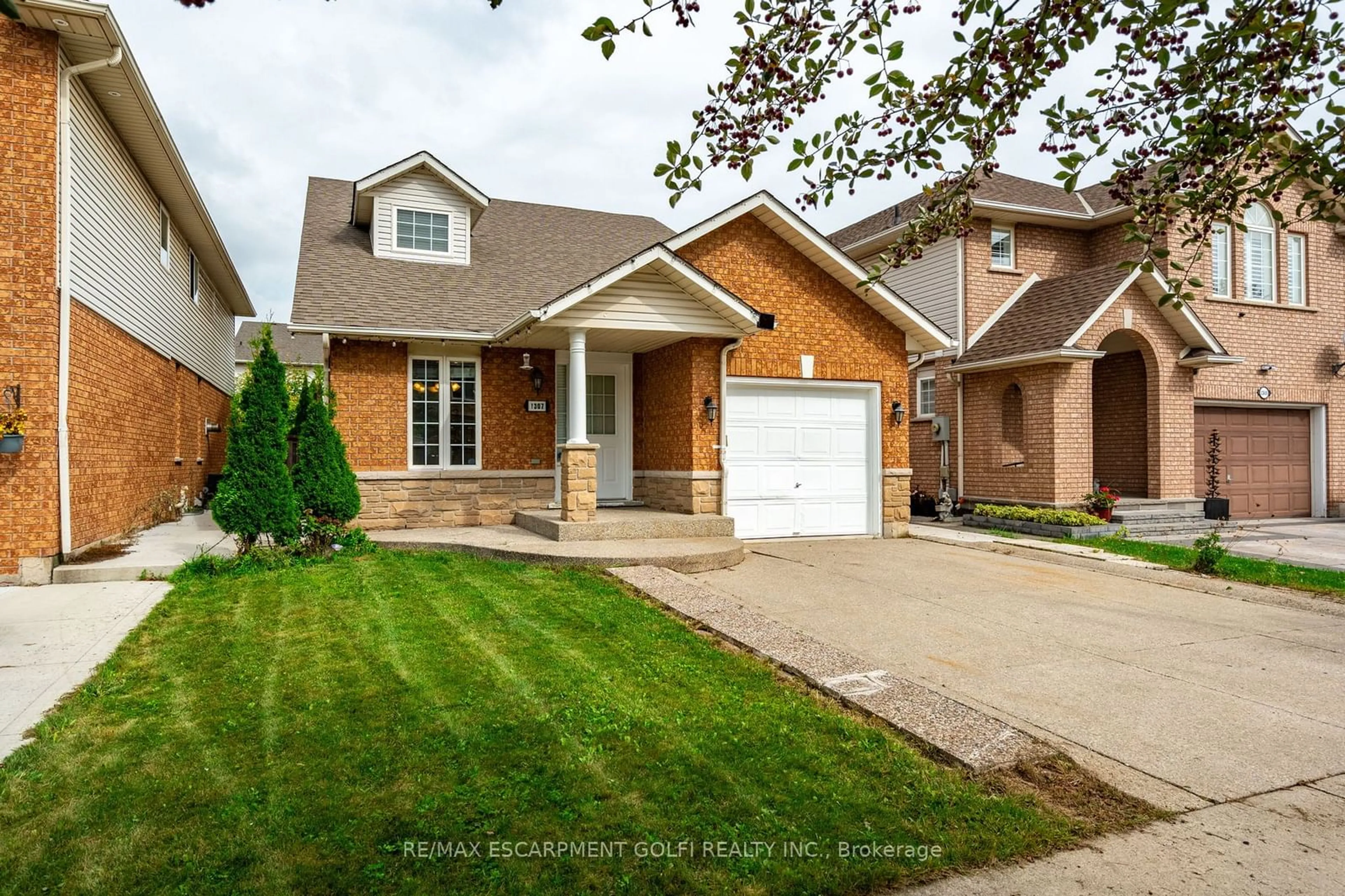 Frontside or backside of a home, the street view for 1307 Blanshard Dr, Burlington Ontario L7M 4S3