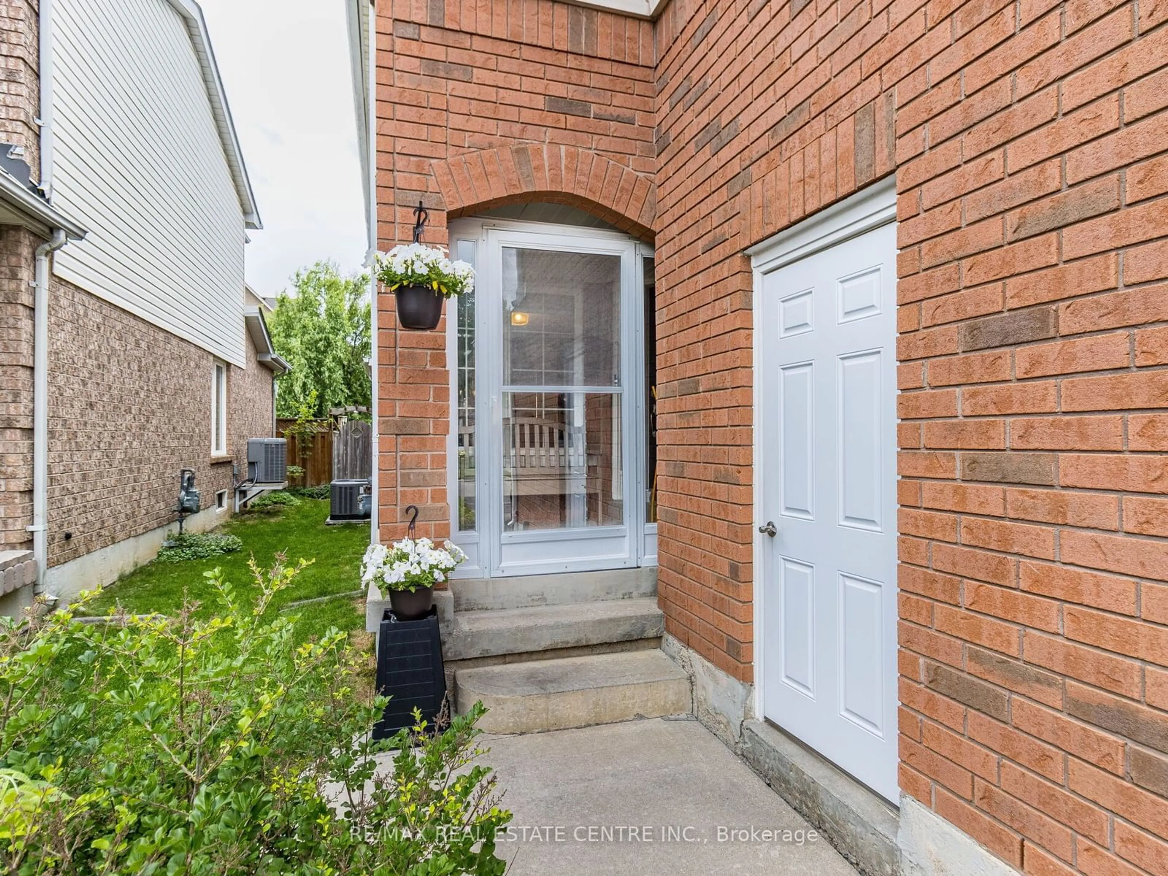 A pic from exterior of the house or condo, the street view for 14 Standish St, Halton Hills Ontario L7G 5V6