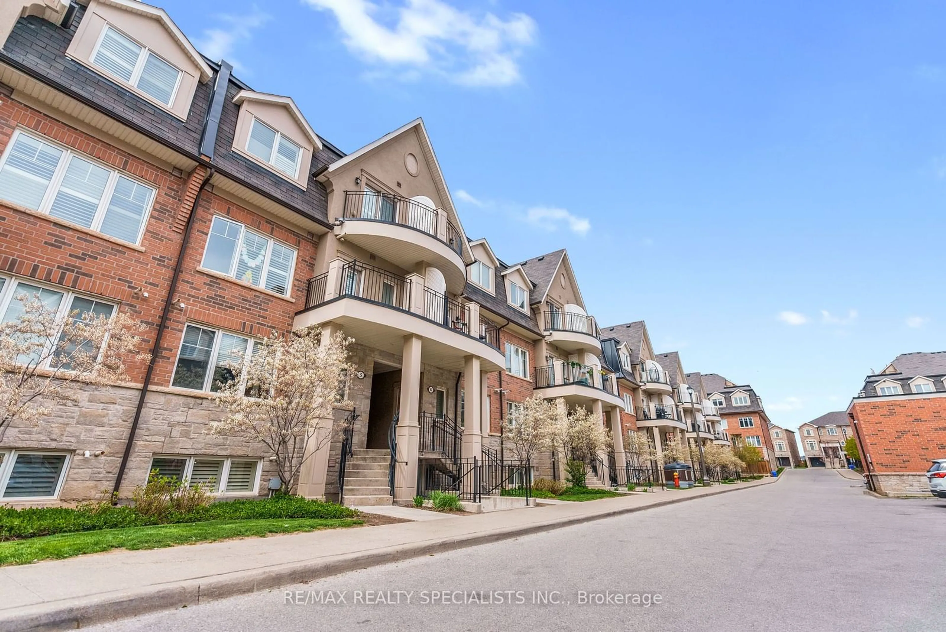 A pic from exterior of the house or condo, the street view for 2420 BARONWOOD Dr #5-01, Oakville Ontario L6M 0X6