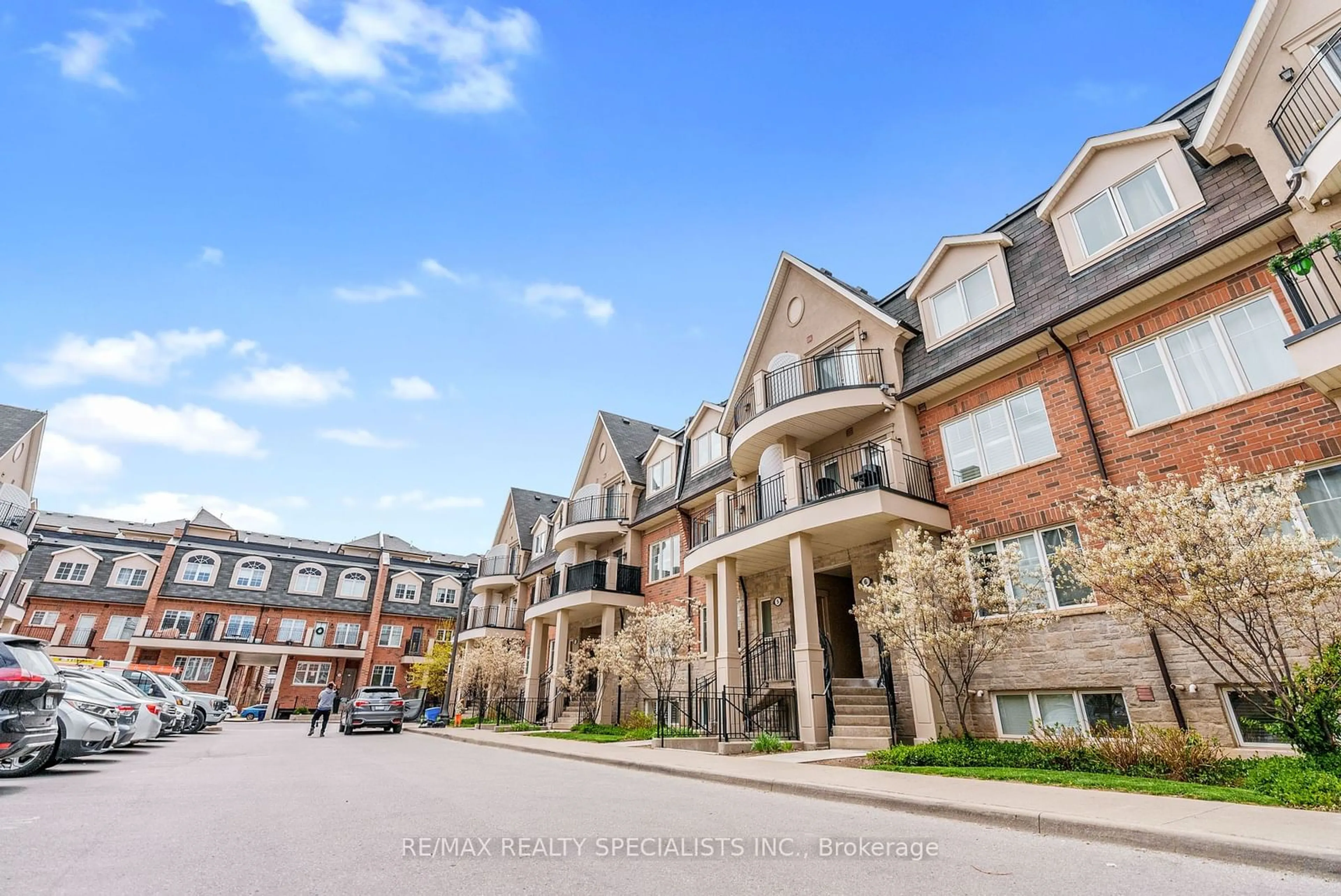 A pic from exterior of the house or condo, the street view for 2420 BARONWOOD Dr #5-01, Oakville Ontario L6M 0X6