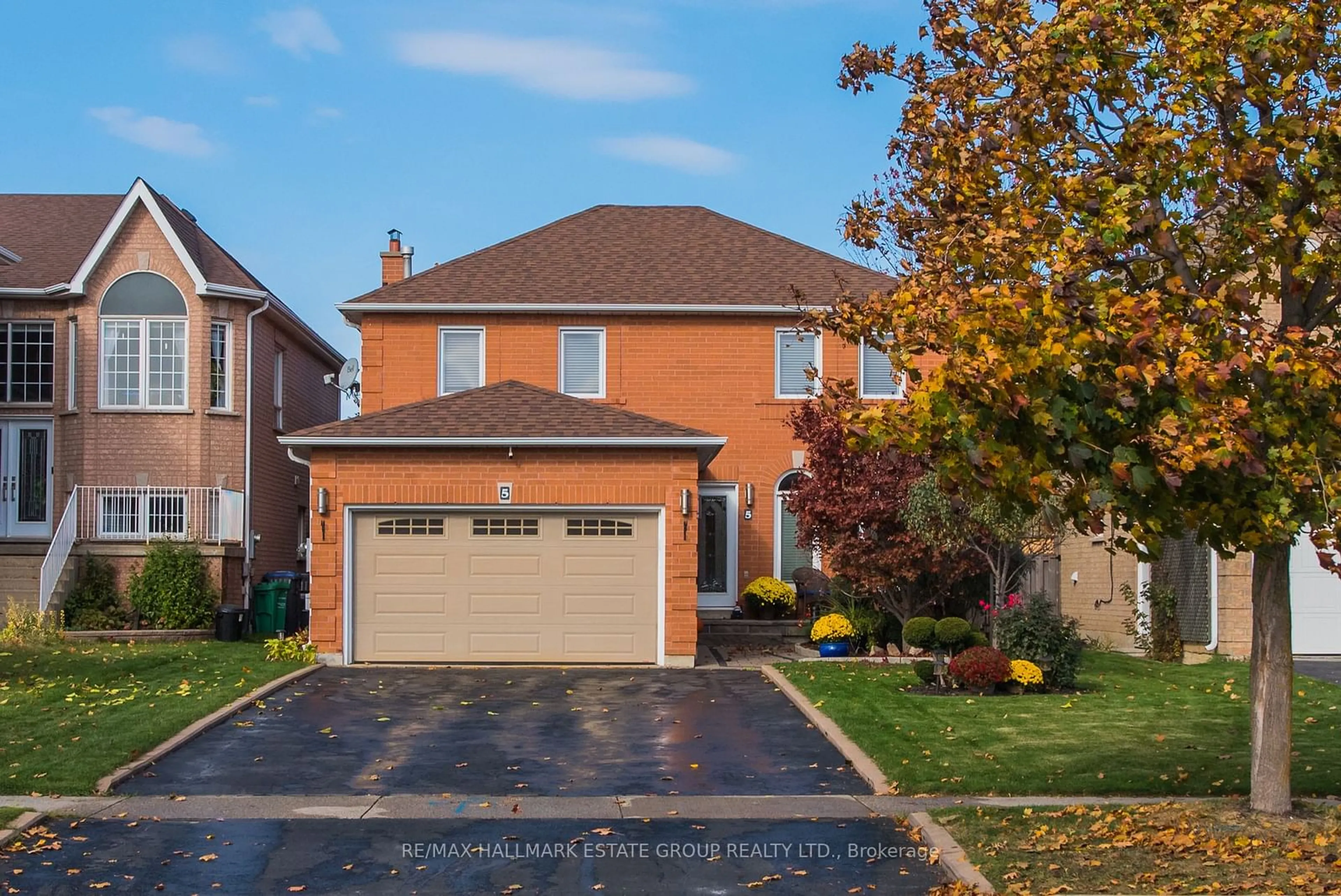 Frontside or backside of a home, the street view for 5 Cochrane Ave, Brampton Ontario L6Z 4H8