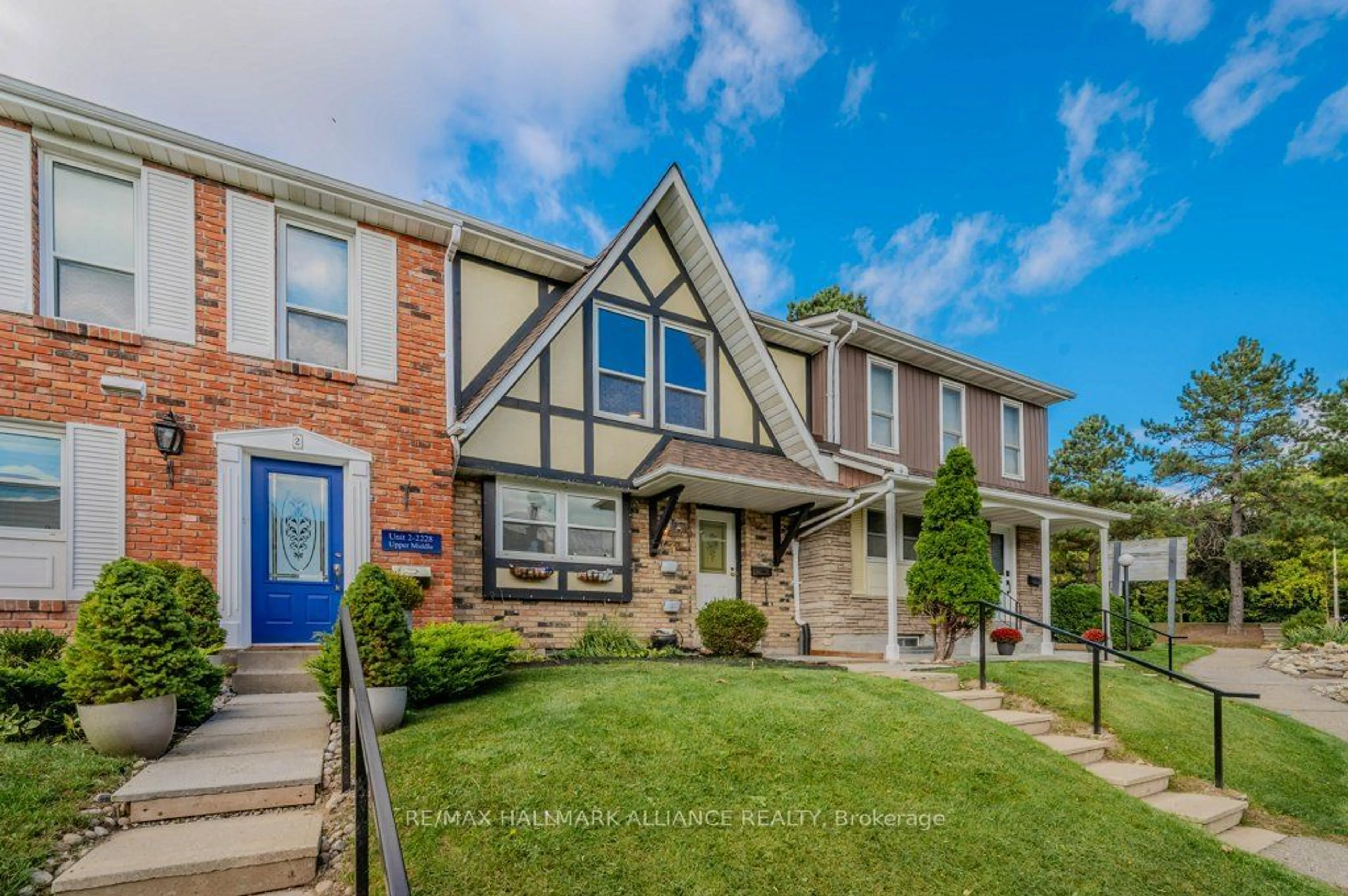 A pic from exterior of the house or condo, the street view for 2228 Upper Middle Rd #3, Burlington Ontario L7P 2Z9