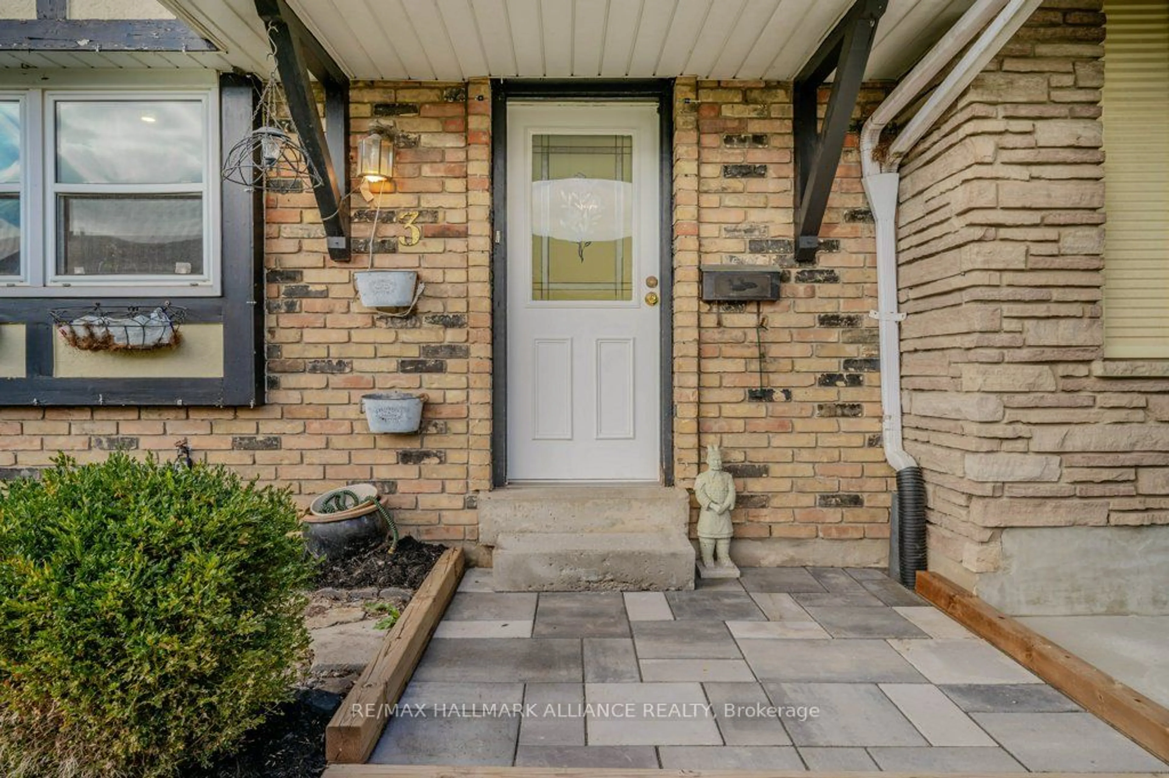 Indoor entryway, ceramic floors for 2228 Upper Middle Rd #3, Burlington Ontario L7P 2Z9