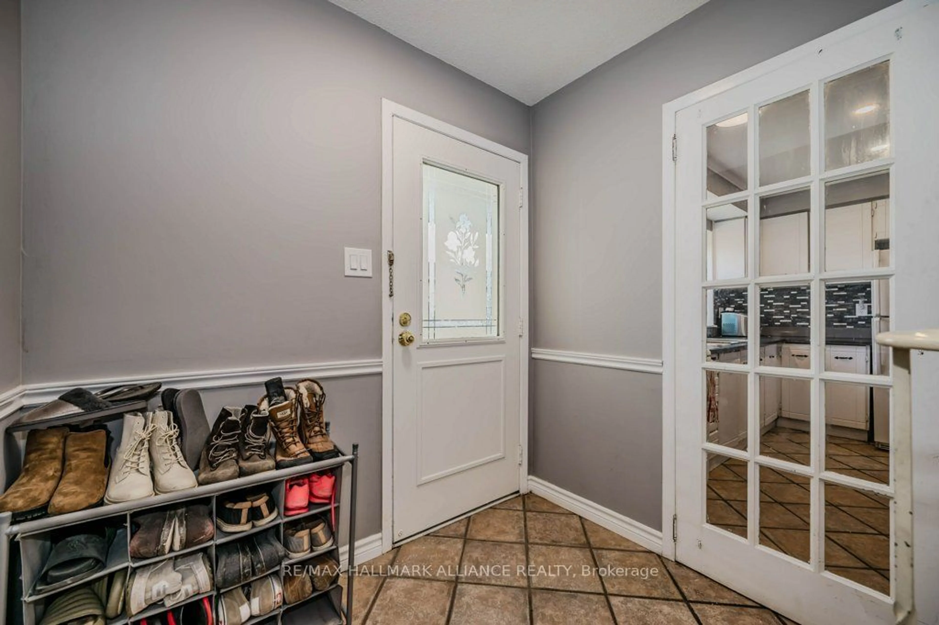 Indoor entryway, wood floors for 2228 Upper Middle Rd #3, Burlington Ontario L7P 2Z9