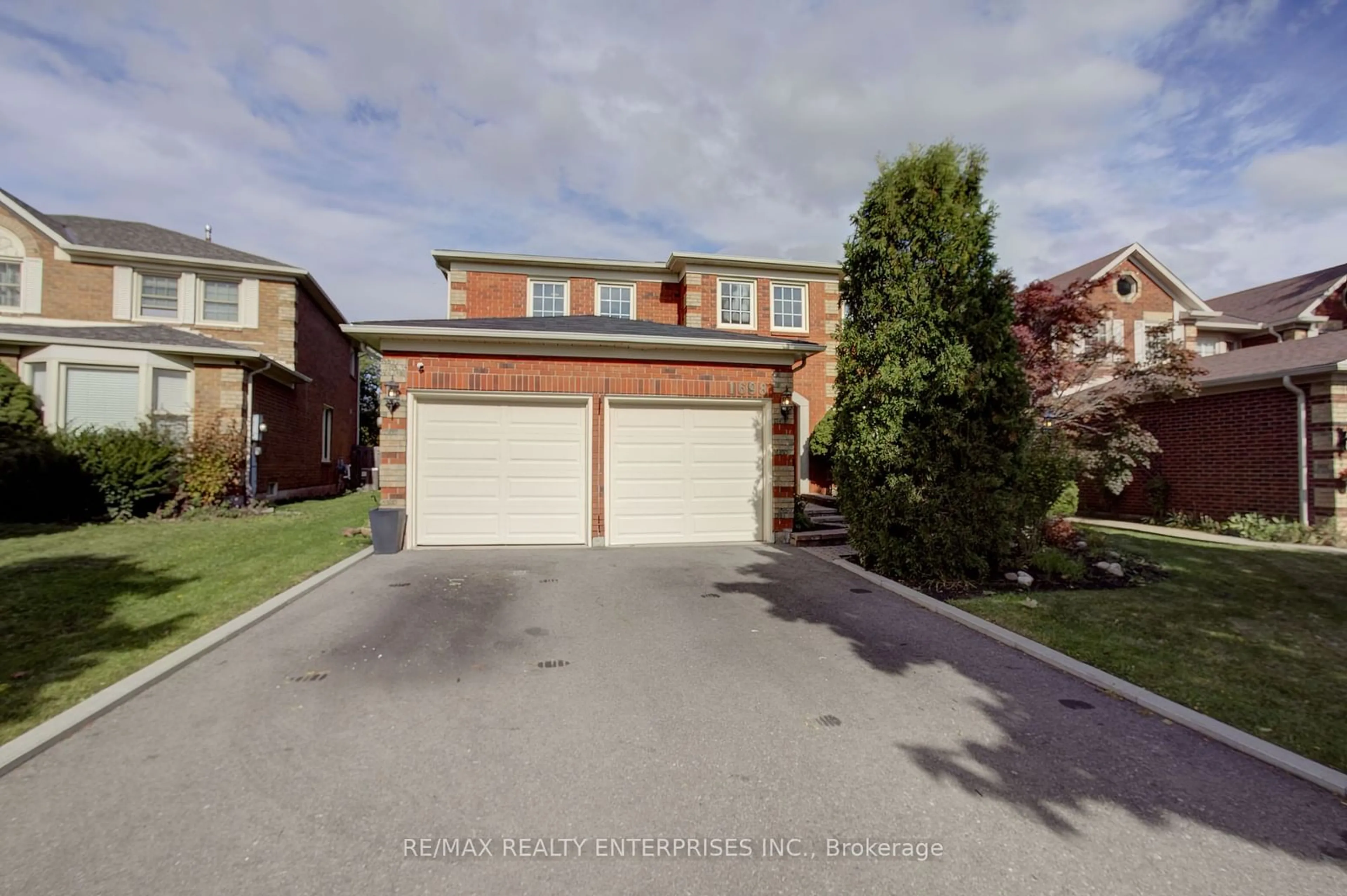 Frontside or backside of a home, the street view for 1698 Heritage Way, Oakville Ontario L6M 2Z9