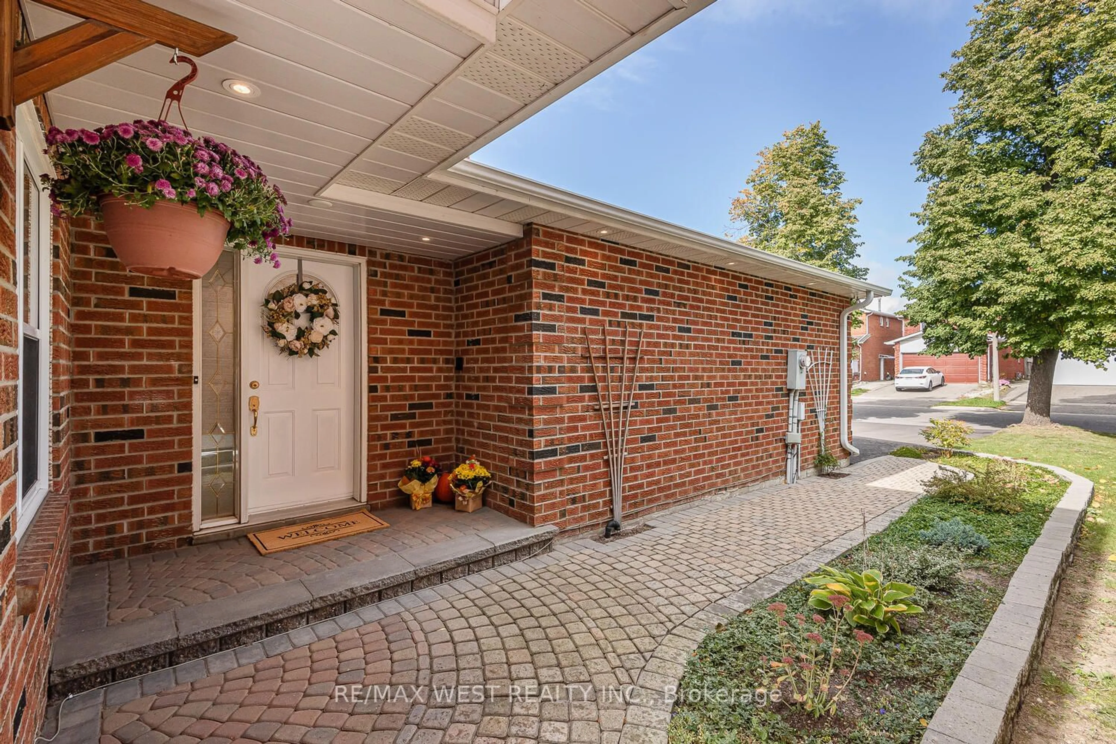 Home with brick exterior material for 34 Alabaster Dr, Brampton Ontario L6V 4G8