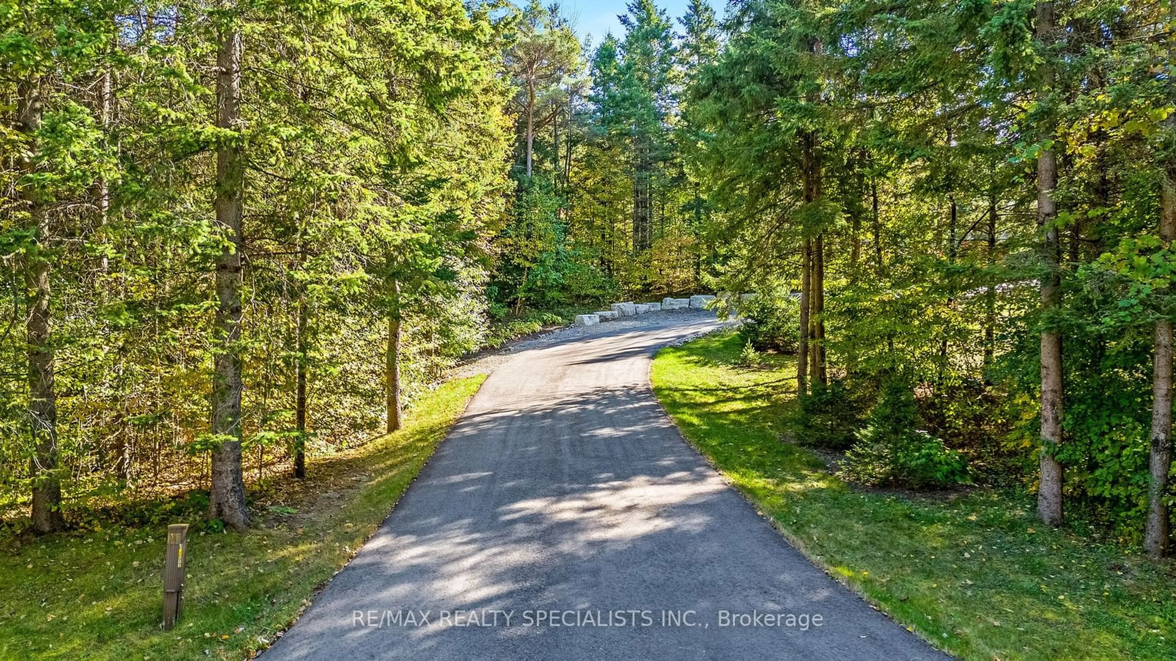 Indoor foyer, cement floor for 4320 Random Acres Rd, Milton Ontario N0B 2K0