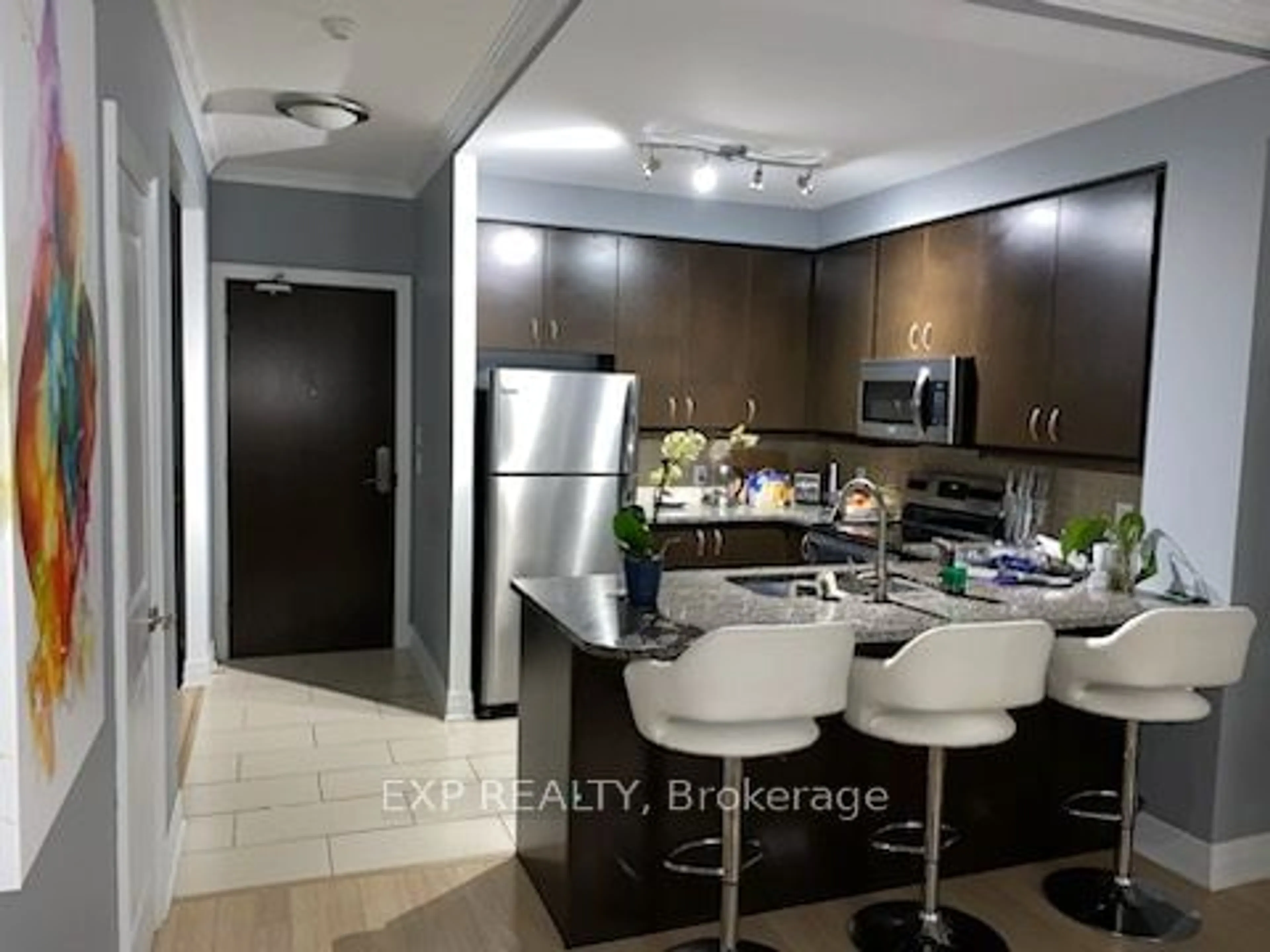 Standard kitchen for 100 John St #703, Brampton Ontario L6W 0A8