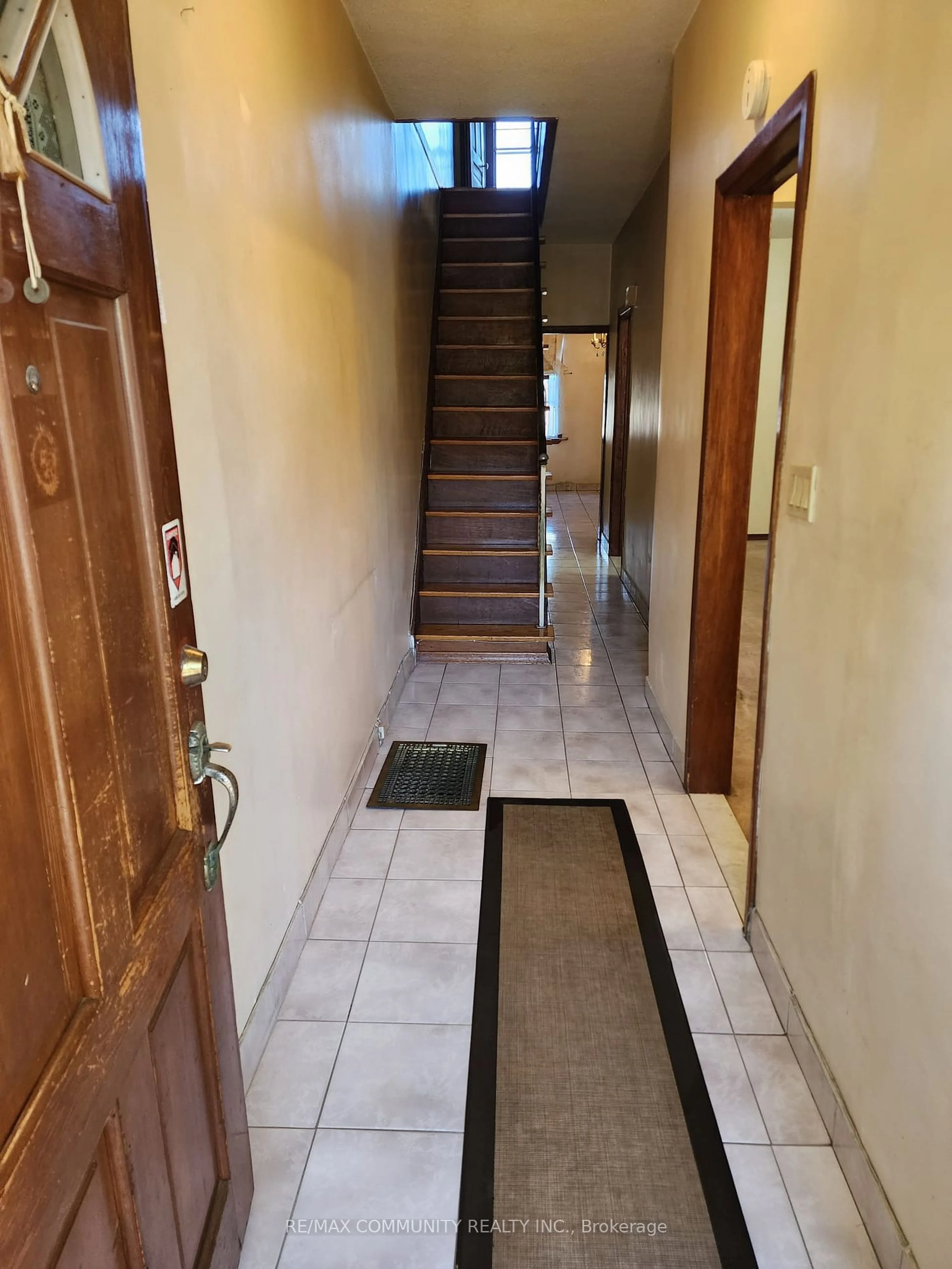 Indoor foyer, unknown floor for 32 Harvie Ave, Toronto Ontario M6E 4K3