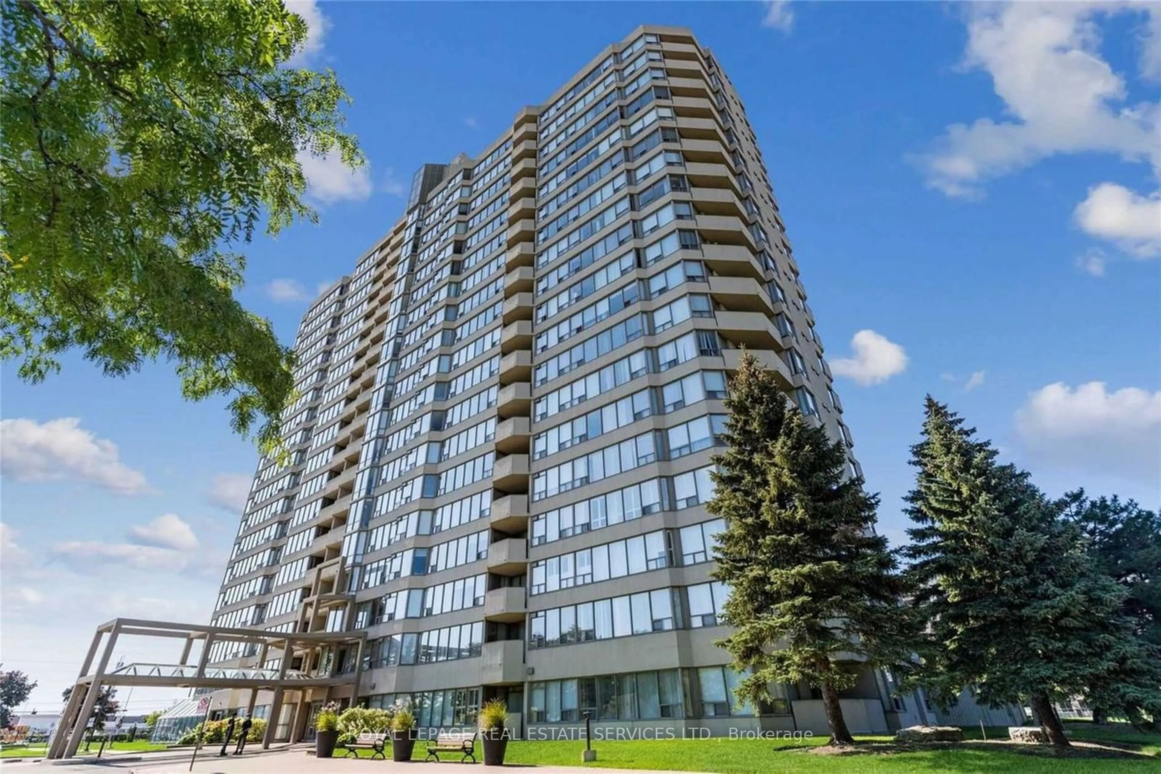 A pic from exterior of the house or condo, the front or back of building for 700 Constellation Dr #102, Mississauga Ontario L5R 3G8