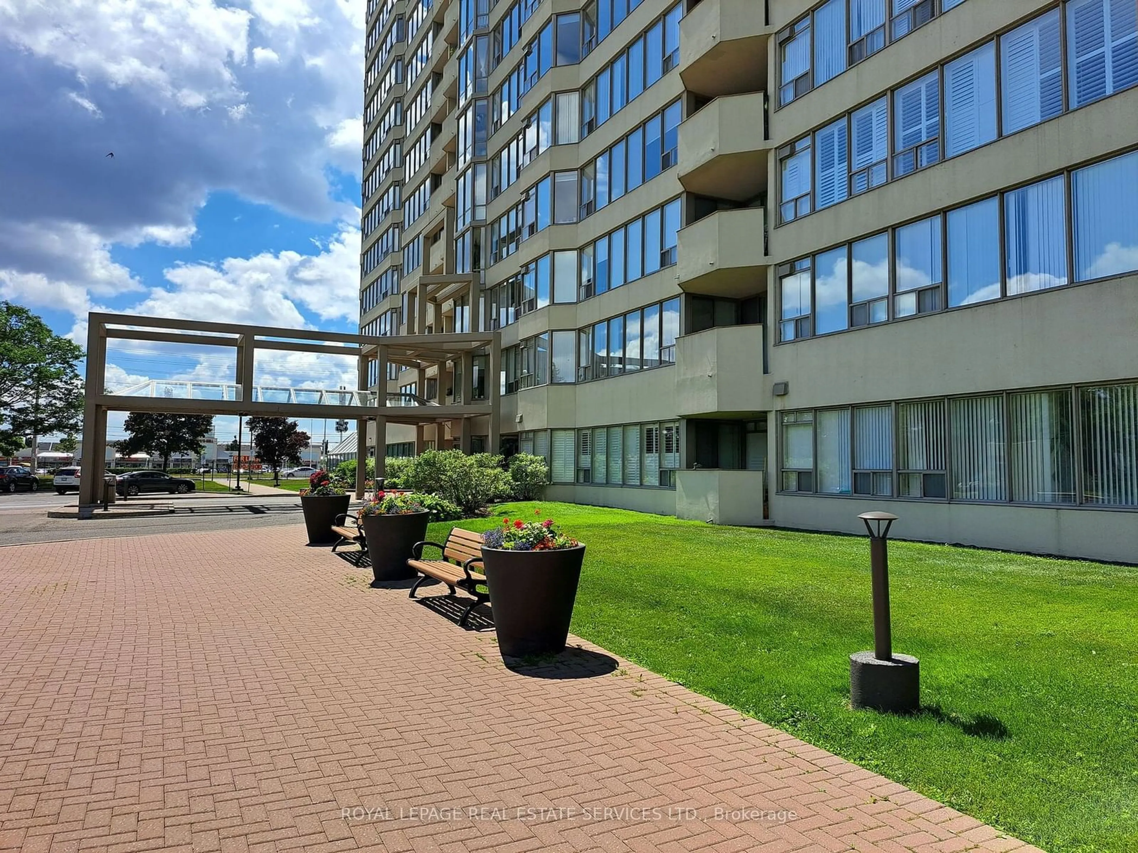 A pic from exterior of the house or condo, the front or back of building for 700 Constellation Dr #102, Mississauga Ontario L5R 3G8