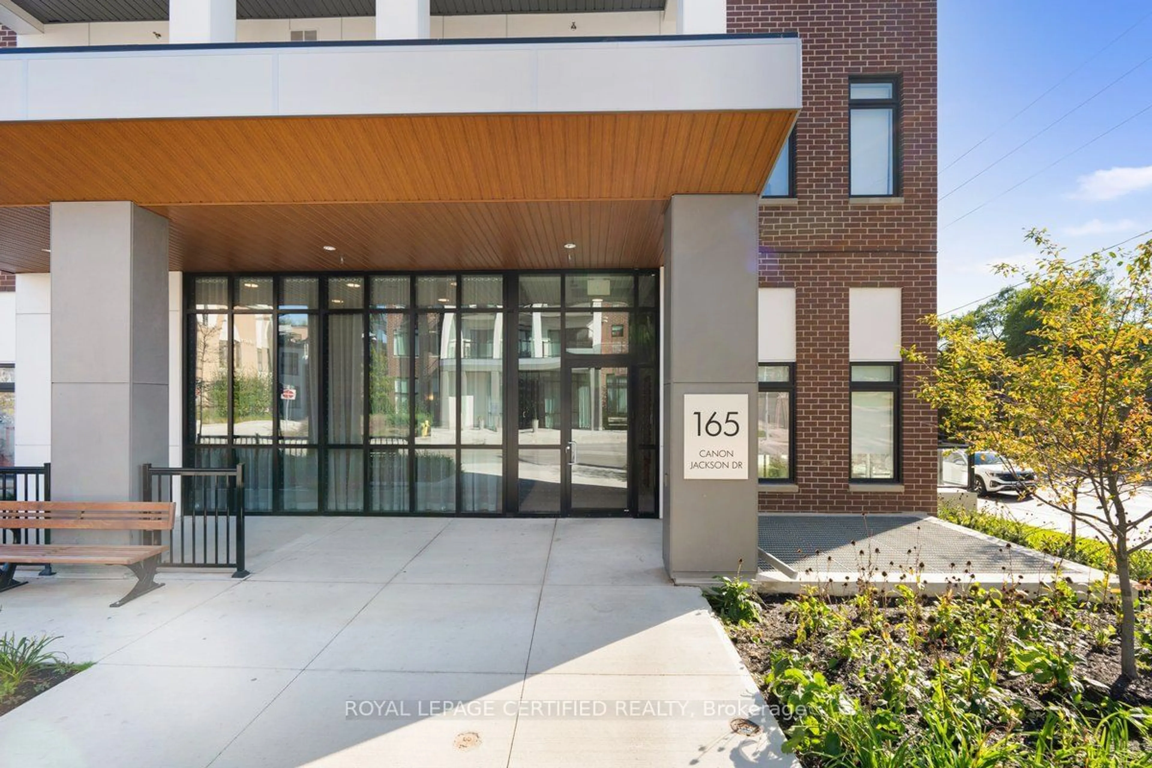 Indoor entryway for 165 Canon Jackson Dr #313, Toronto Ontario M6M 0C4