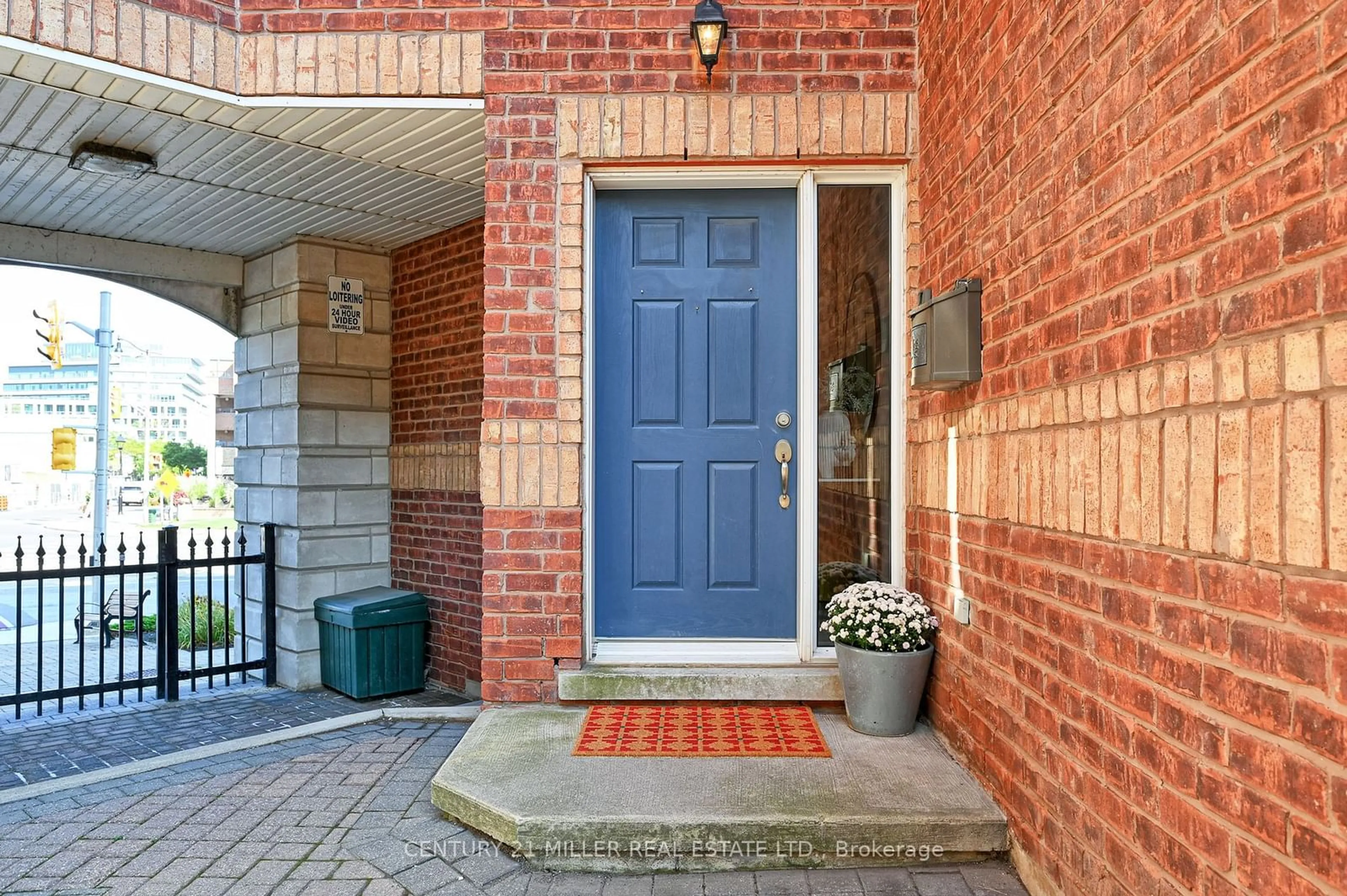 Indoor entryway, wood floors for 120 Bronte Rd #8, Oakville Ontario L6L 3C1