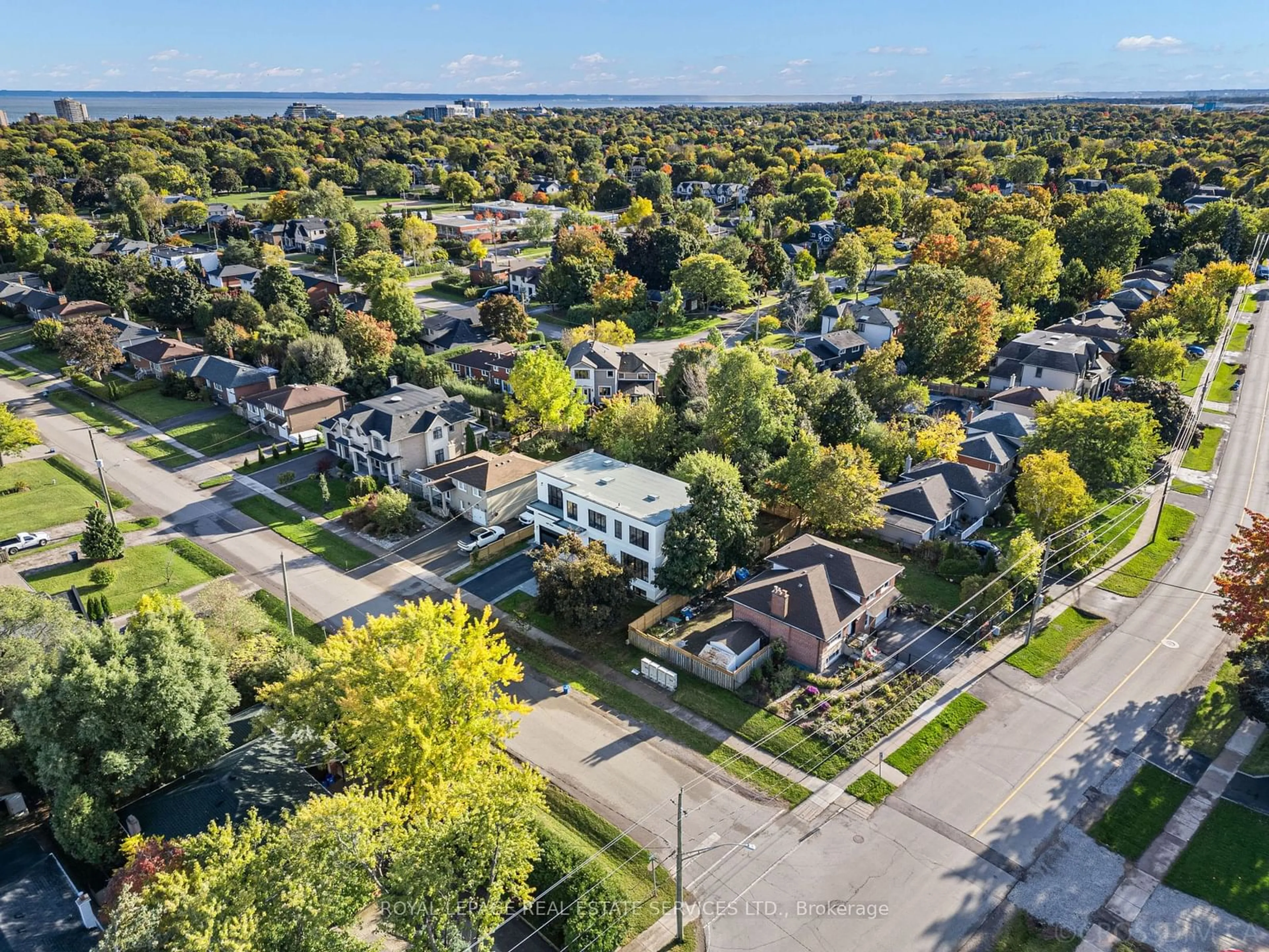 A pic from exterior of the house or condo, the street view for 480 Scarsdale Cres, Oakville Ontario L6L 3W7