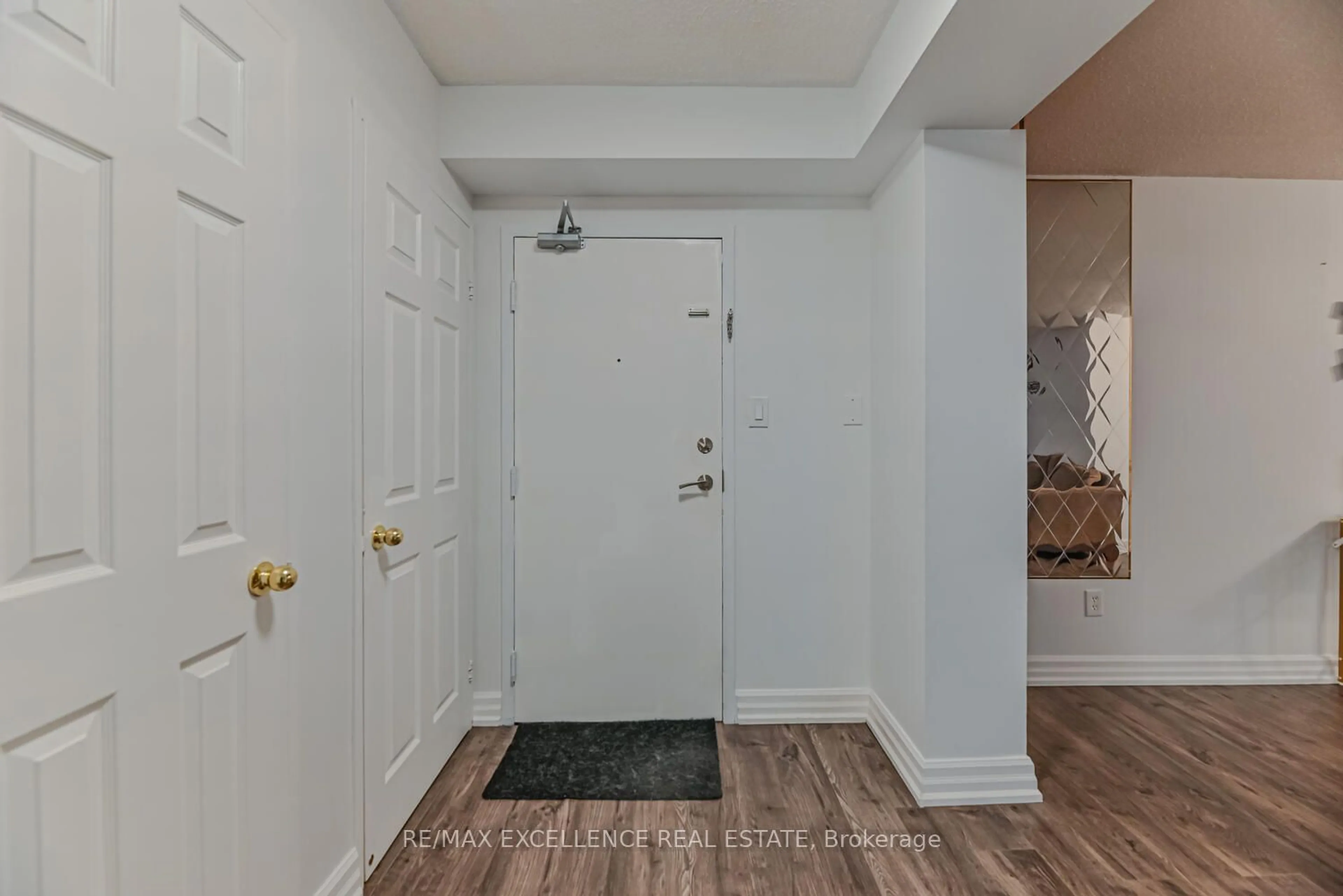 Indoor entryway, unknown floor for 5 Lisa St #1002, Brampton Ontario L6T 4T4