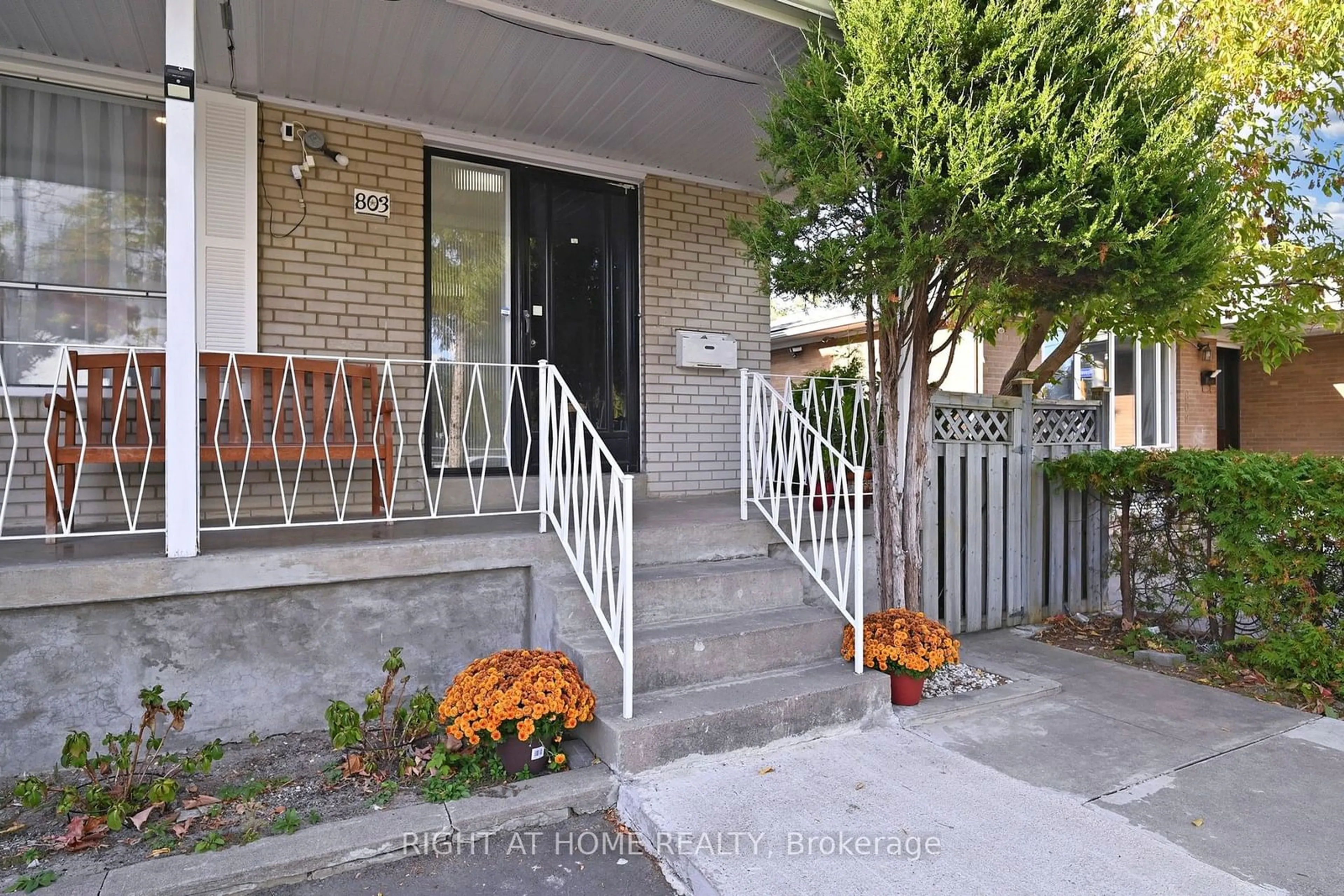 A pic from exterior of the house or condo, the street view for 803 Bloor St, Mississauga Ontario L4Y 2M8