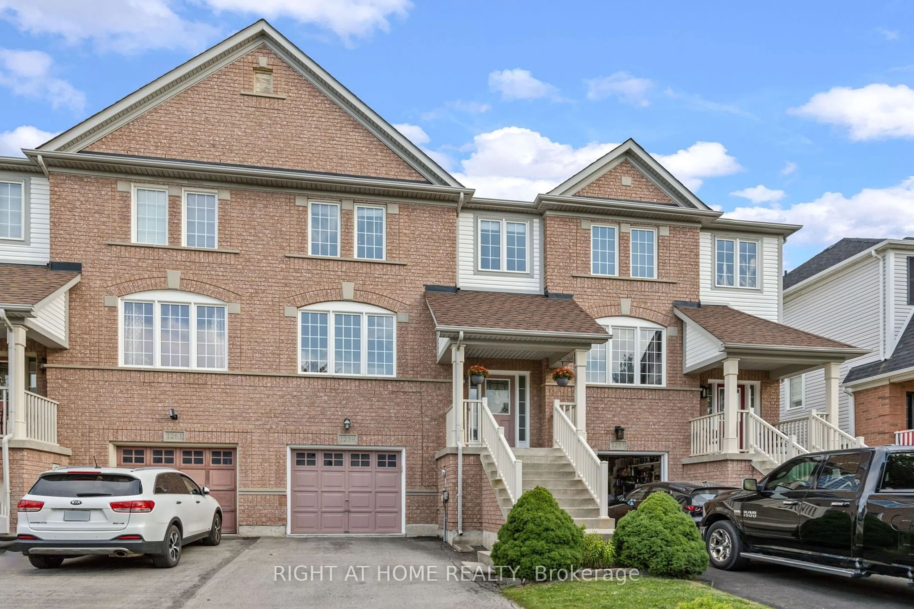 A pic from exterior of the house or condo, the street view for 1259 Lamont Cres, Milton Ontario L9T 6W4