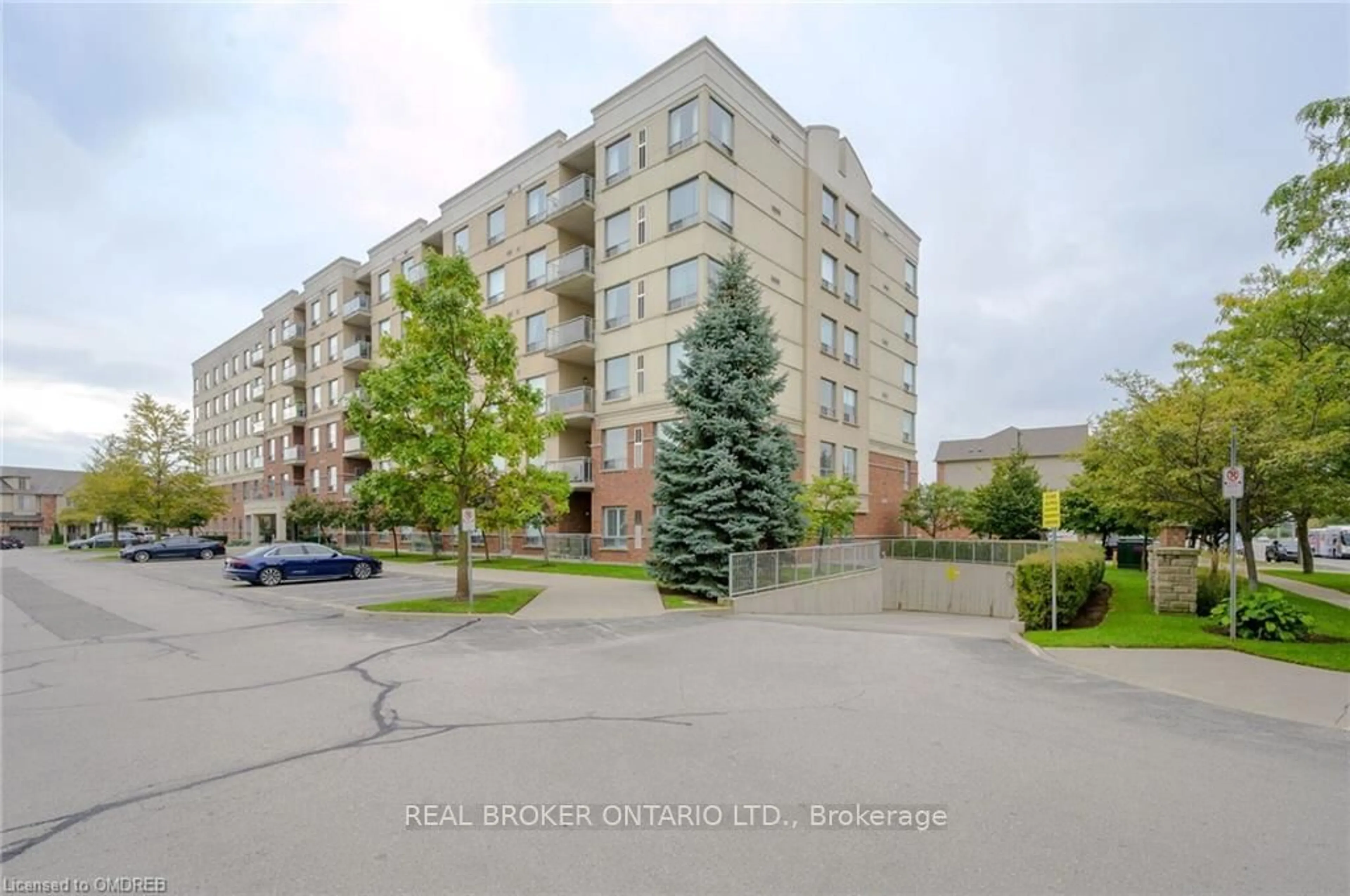 A pic from exterior of the house or condo, the street view for 5070 Fairview St #101, Burlington Ontario L7L 0B8