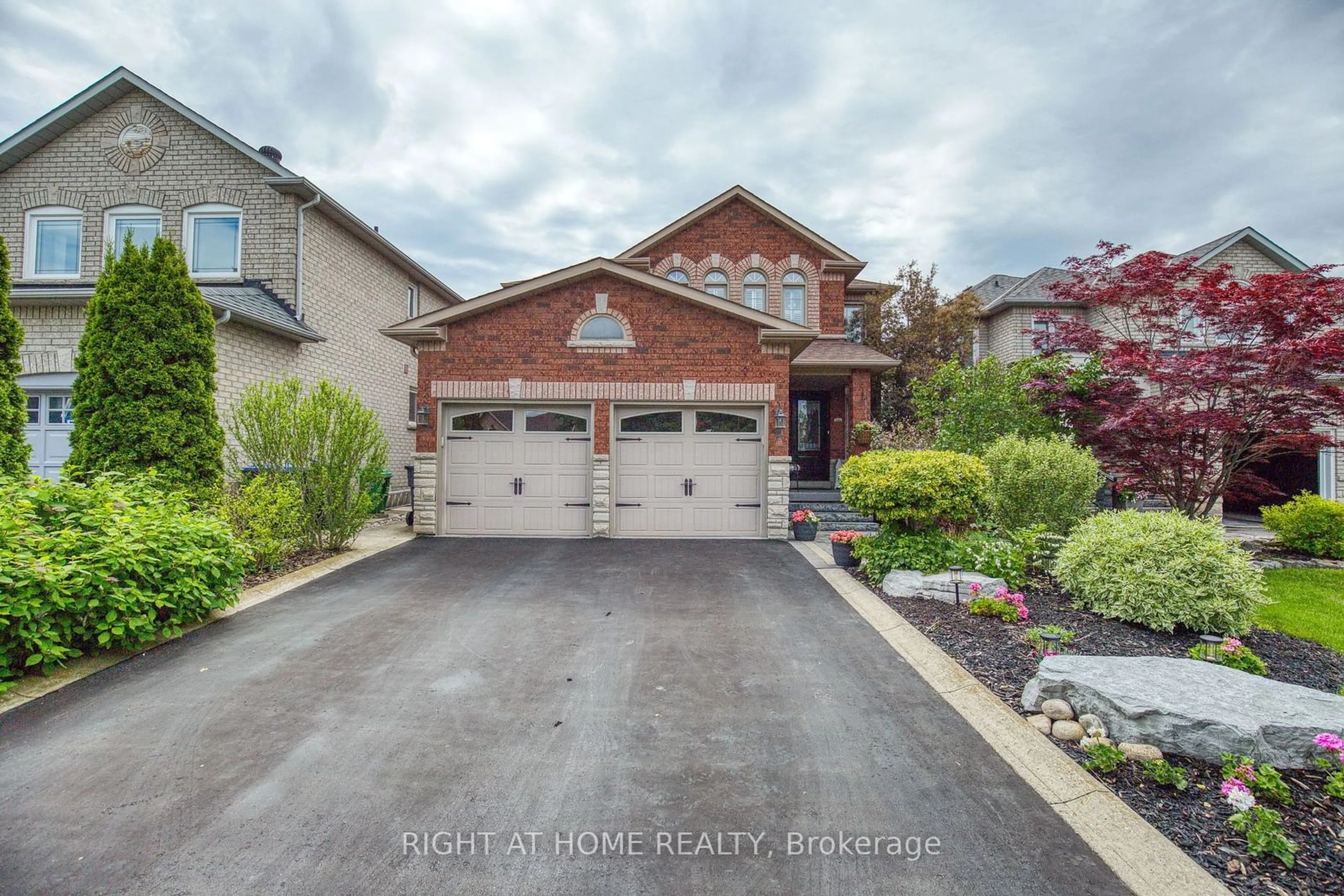 Frontside or backside of a home, the street view for 4 Country Stroll Cres, Caledon Ontario L7E 2H4